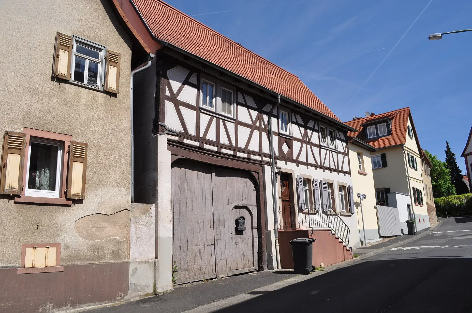 Fachwerkhaus mit Torfahrt an der Ober-Erlenbacher Straße in Bad Homburg-Ober-Erlenbach