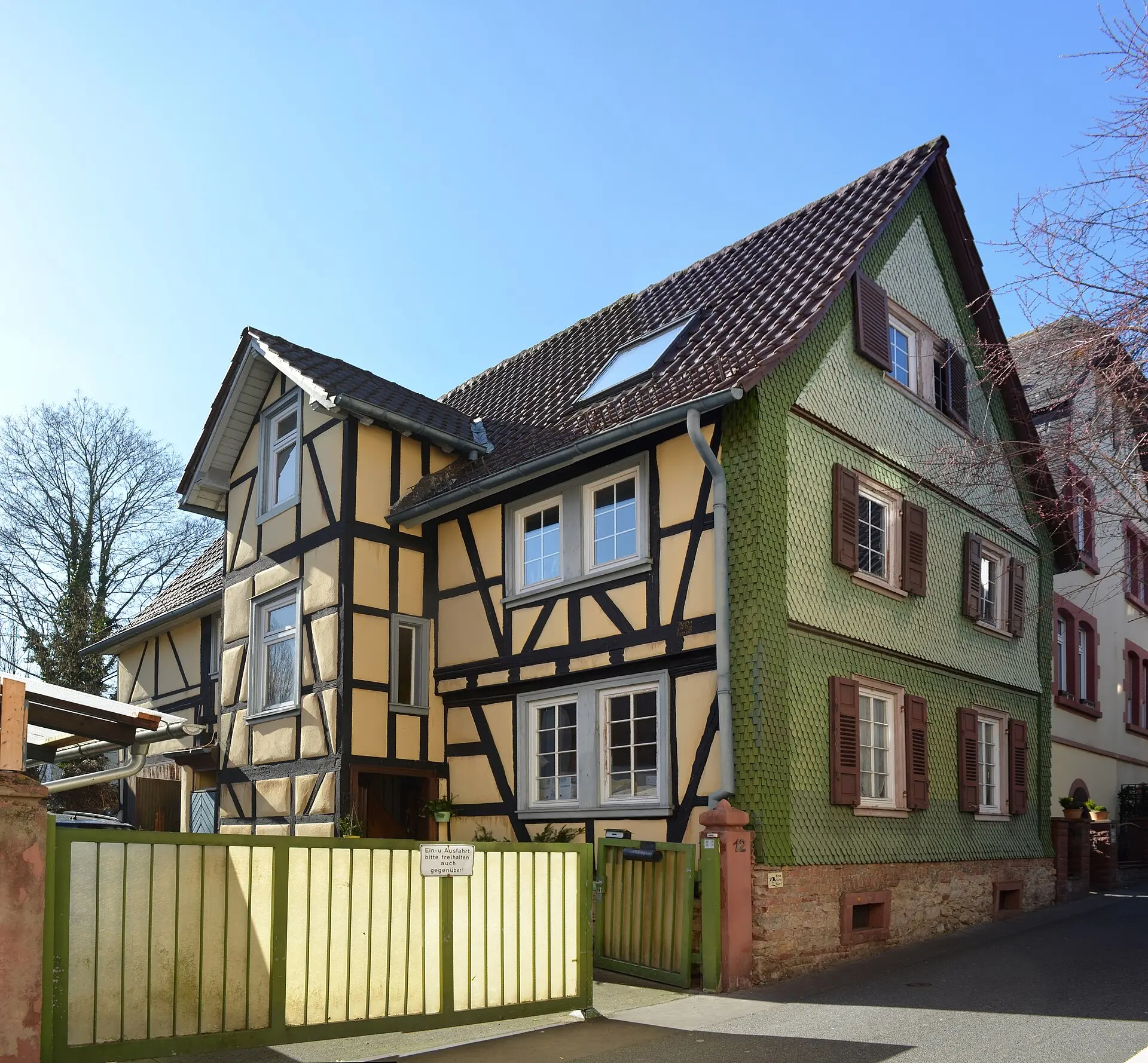 Grünes Fachwerkhaus in der Niedergasse in Frankfurt Seckbach