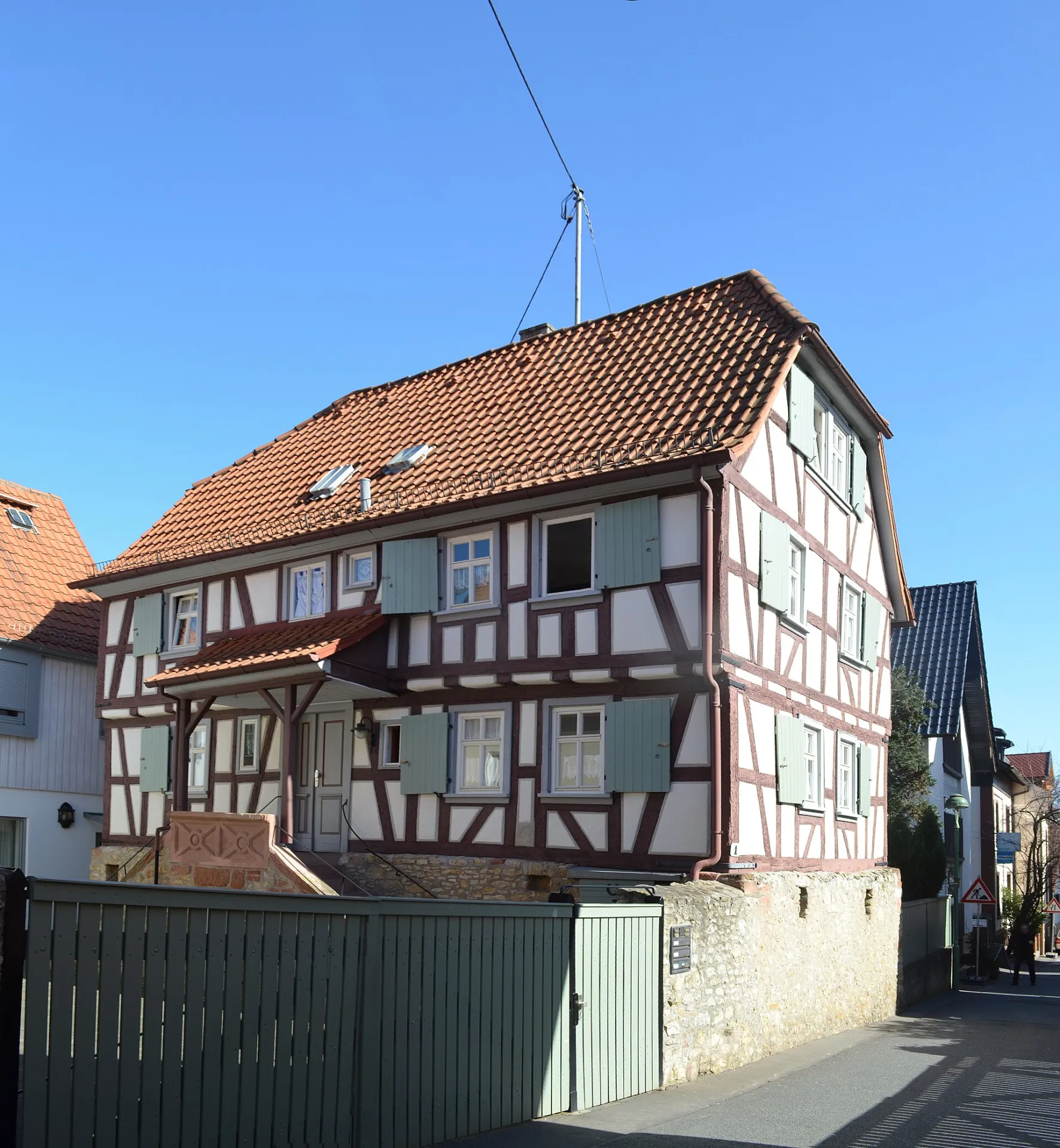 Fachwerkhaus auf Bruchsteinsockel in der Niedergasse in Frankfurt Seckbach