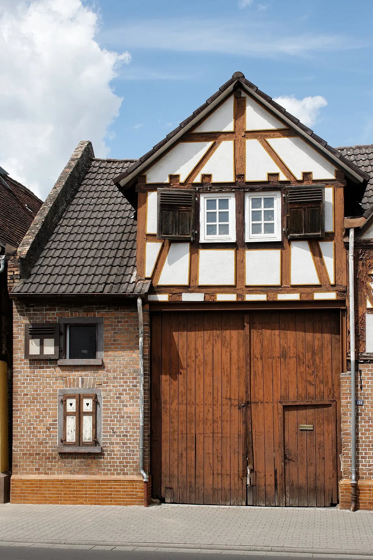 Fachwerkhaus mit Hoftor an der Nieuwpoorter Straße 118 in Rodgau-Dudenhofen