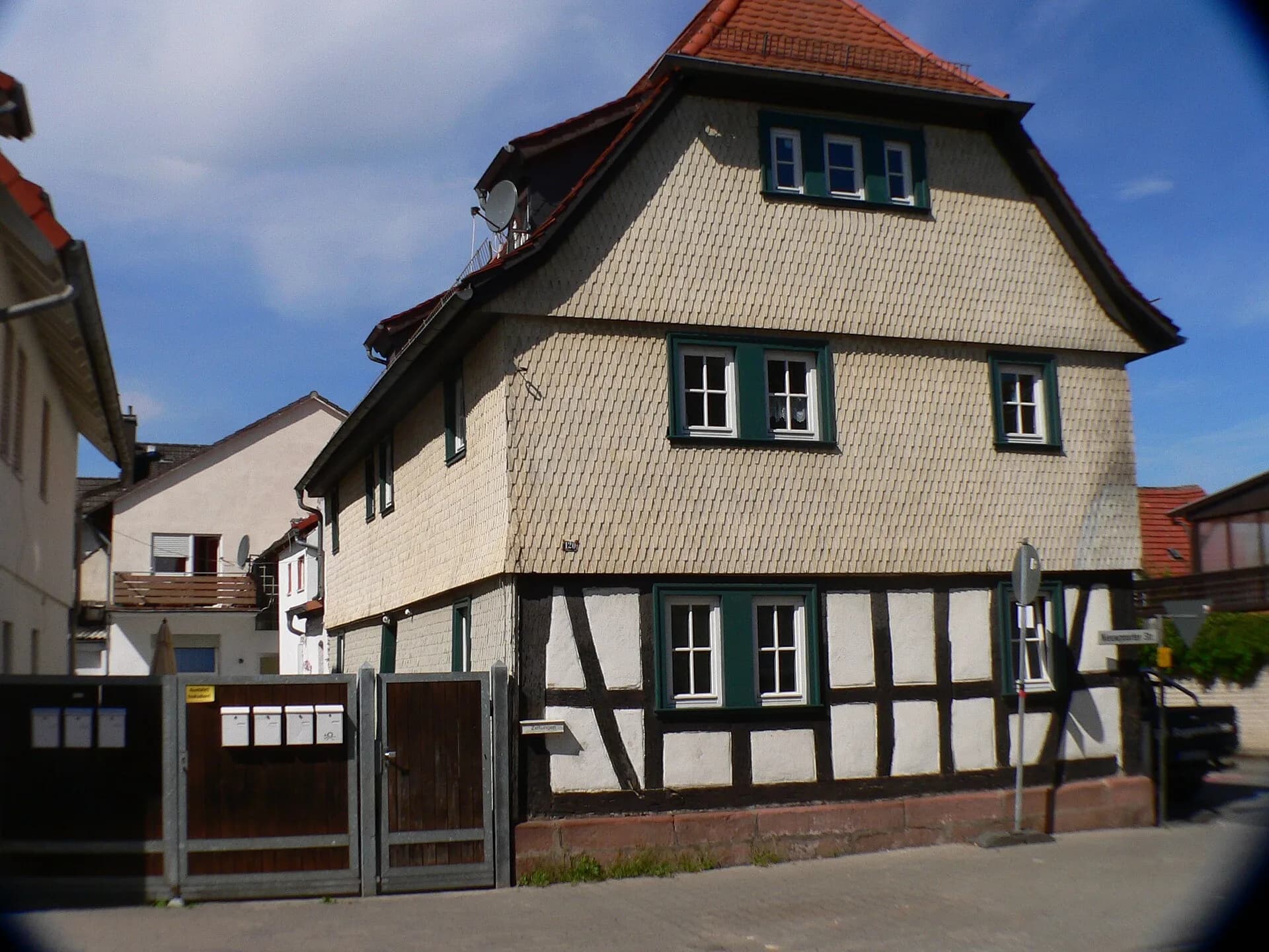 Weißes Fachwerkhaus an der Nieuwpoorter Straße 120 in Rodgau-Dudenhofen
