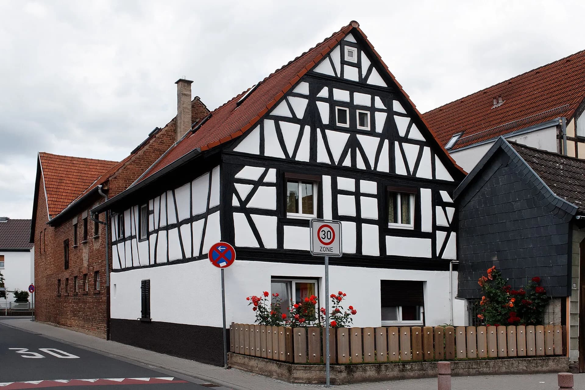 Fachwerkhaus an der Straßenecke Nieuwpoorter Straße 18 in Rodgau-Dudenhofen
