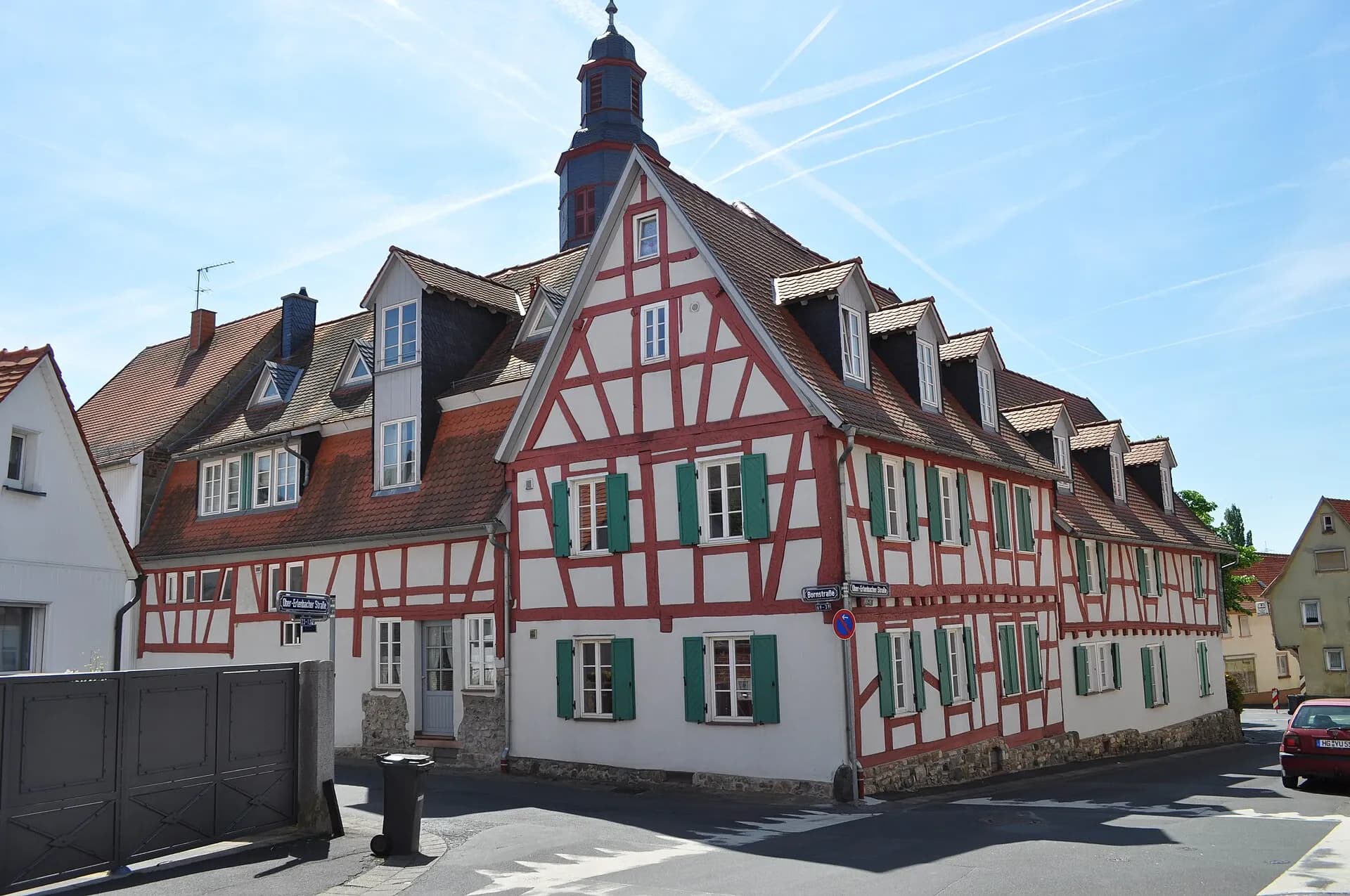 Rot-weißes Fachwerkhaus an der Ober-Erlenbacher Straße in Bad Homburg-Ober-Erlenbach