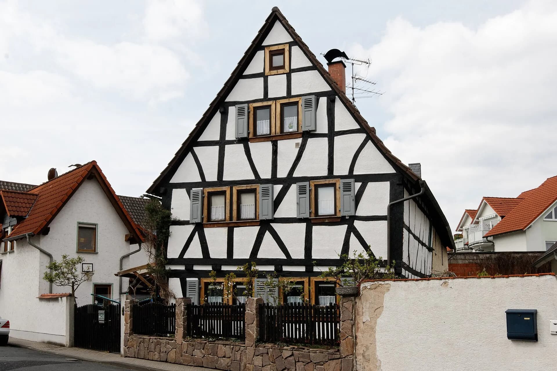 Giebelseite des Fachwerkhauses Obergasse 13/15 in Mainhausen-Zellhausen