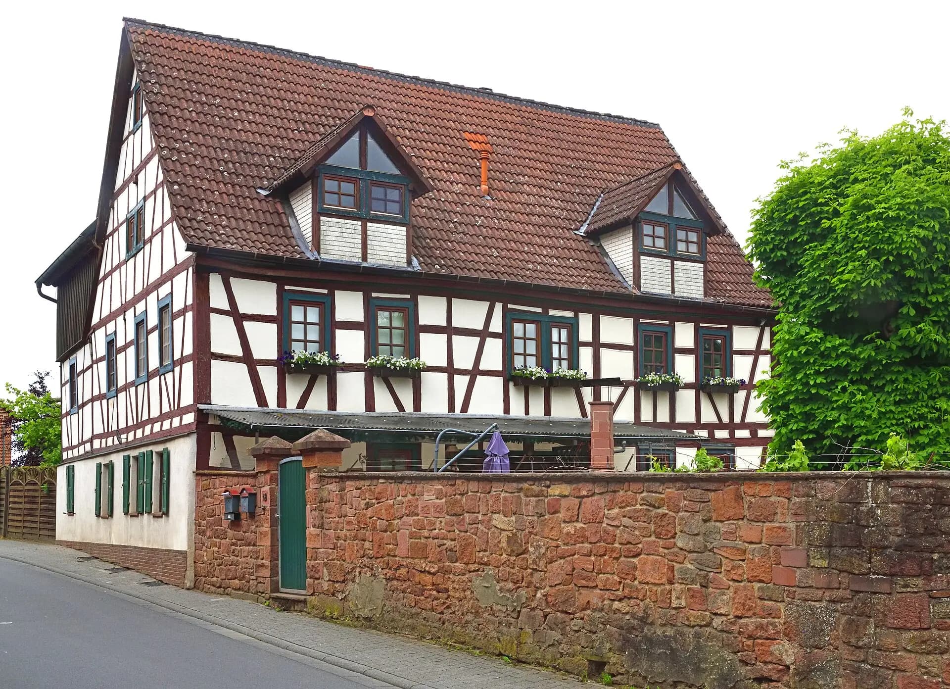 Fachwerkhaus in der Odenwaldstraße im Ortsteil Seckmauern in Lützelbach