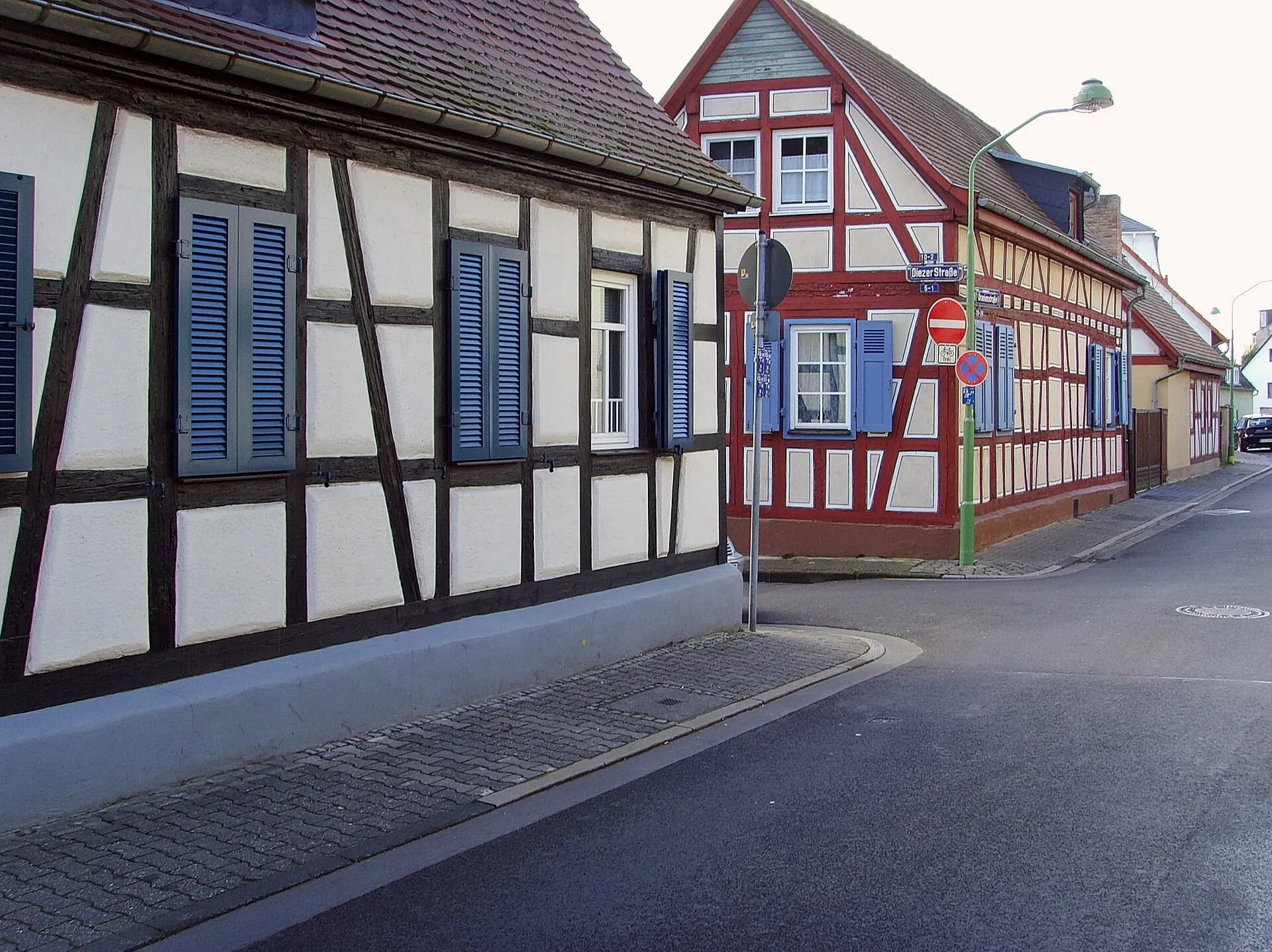 Rot-weißes Fachwerkhaus an der Oranienstraße in Frankfurt Heddernheim