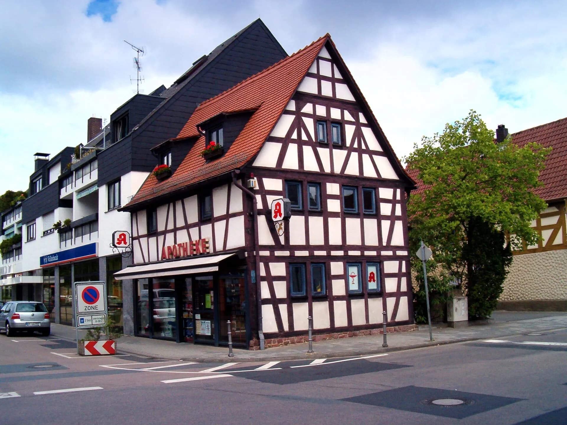 Fachwerkhaus mit Ladengeschäft in der Ortsmitte von Rodgau-Dudenhofen