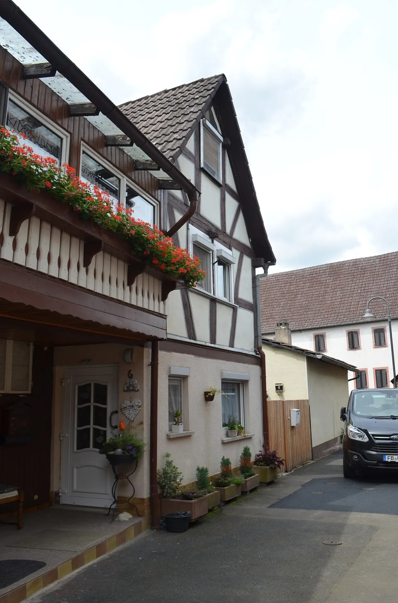 Hofseite des Fachwerkhauses Pfarrgasse 6 in Florstadt-Staden