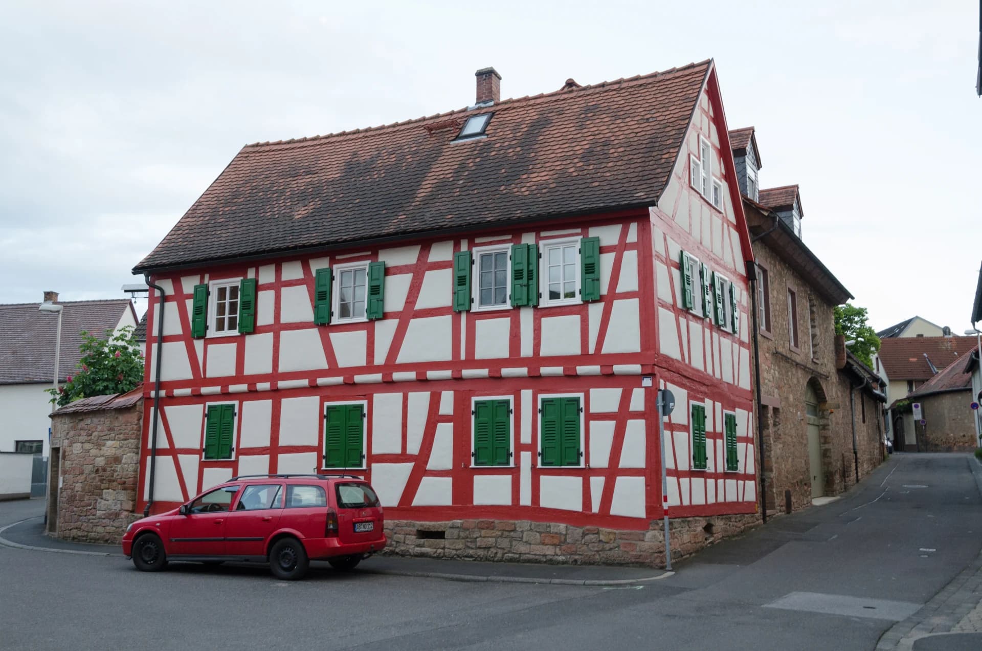 Rot gefasstes Fachwerkhaus in der Pfarrgasse 7 in Großostheim