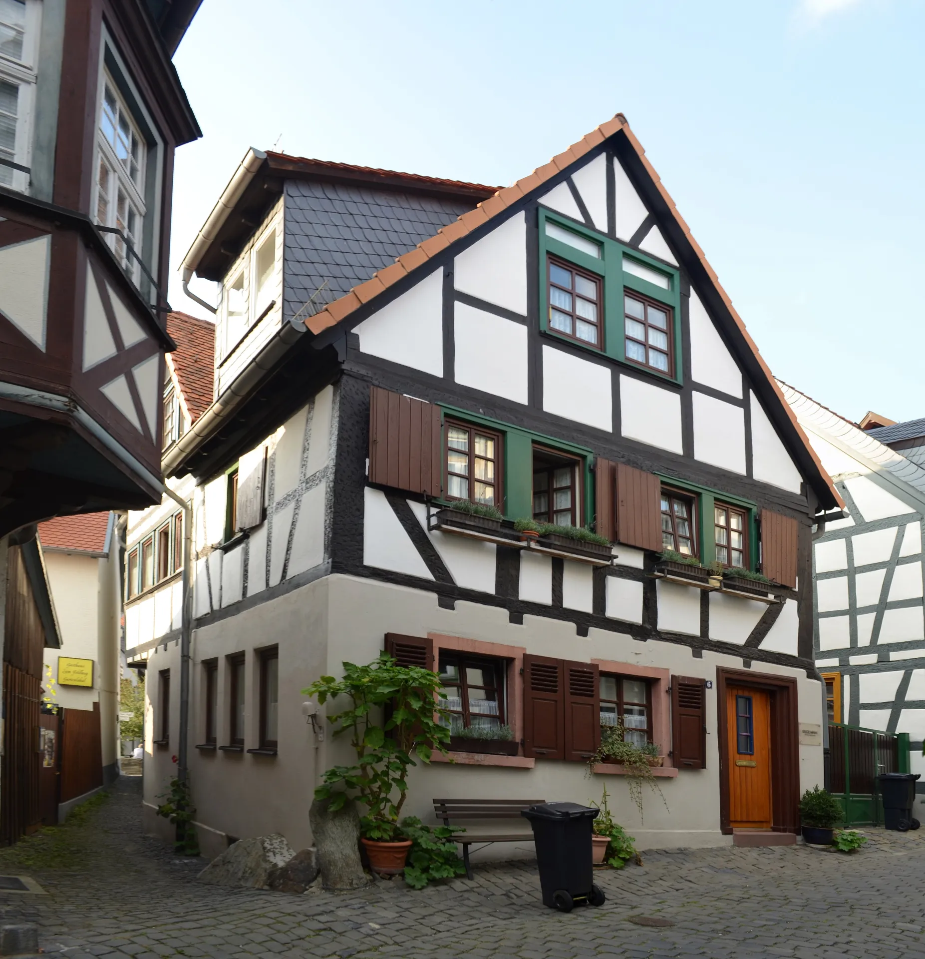Eckansicht des Fachwerkhauses Pferdstraße 6 in Kronberg im Taunus