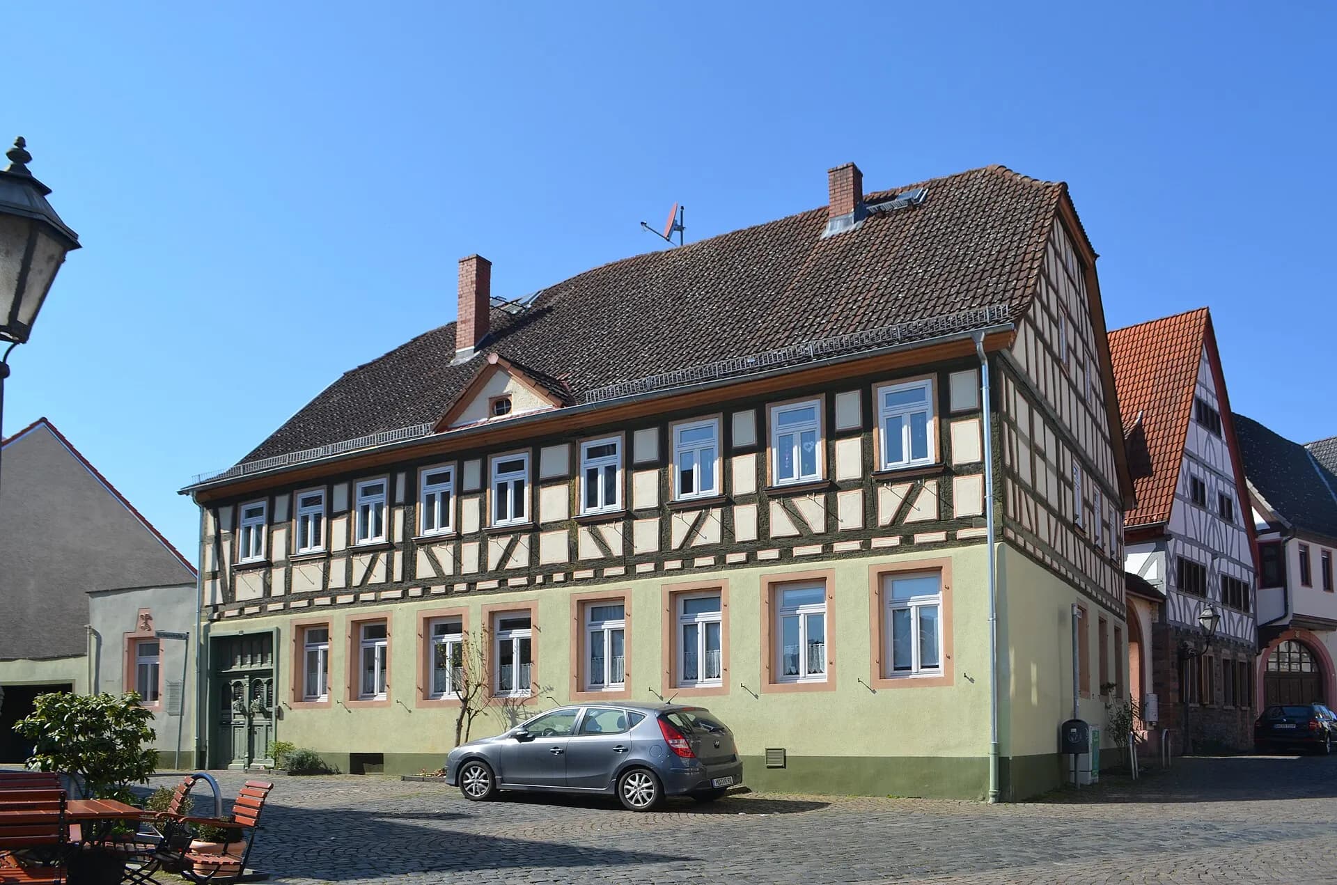 Denkmalgeschütztes Wohnhaus am Platz des Friedens in Hanau-Steinheim