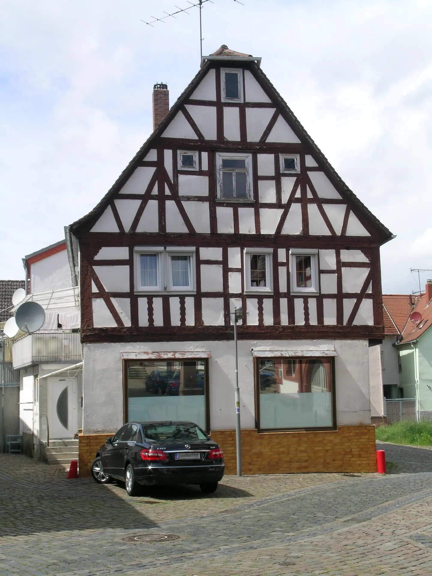 Fachwerkhaus mit Ladengeschoss in der Rathausstraße in Wörth am Main
