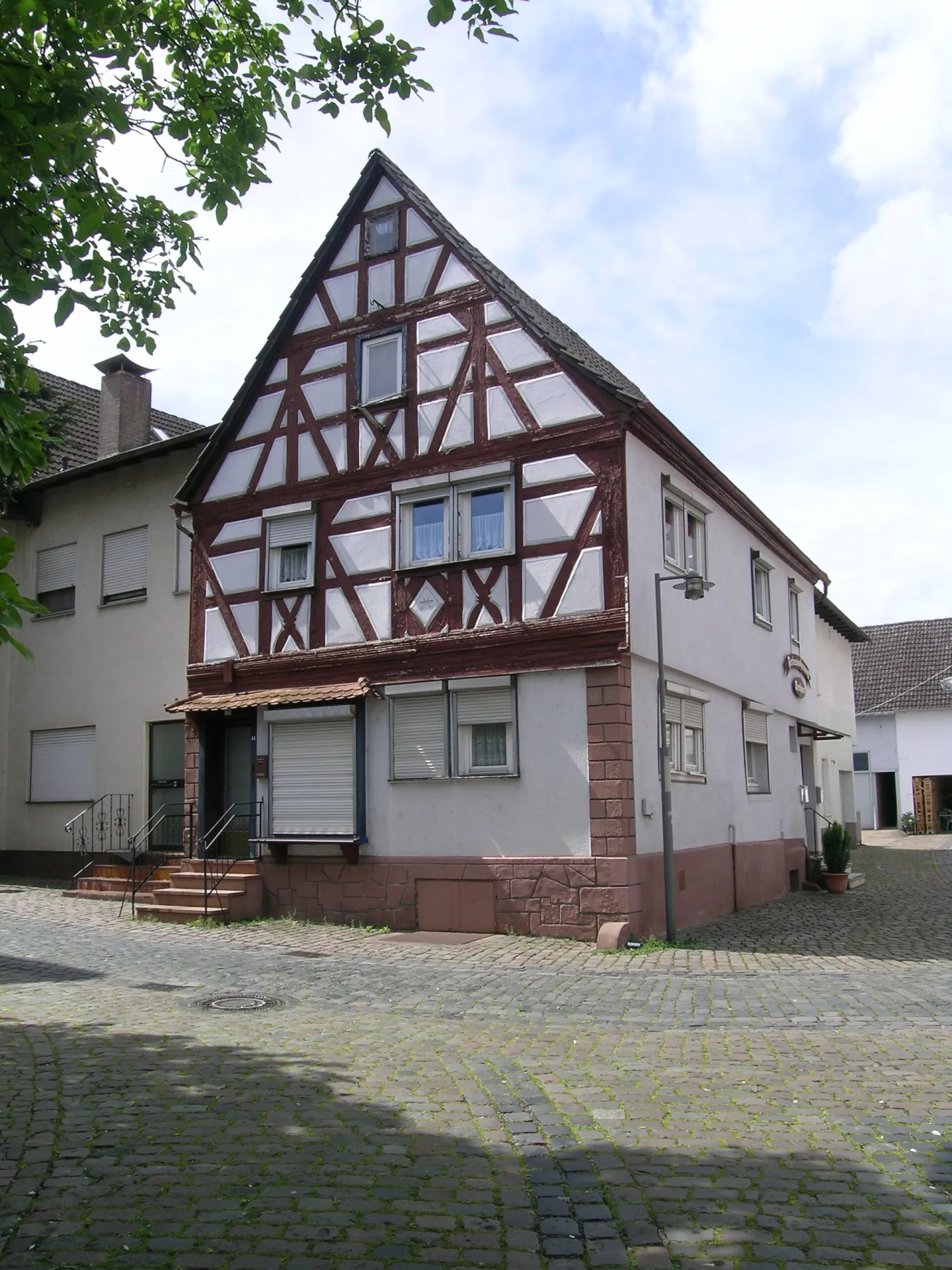 Giebelständiges Fachwerkhaus in der Rathausstraße in Wörth am Main