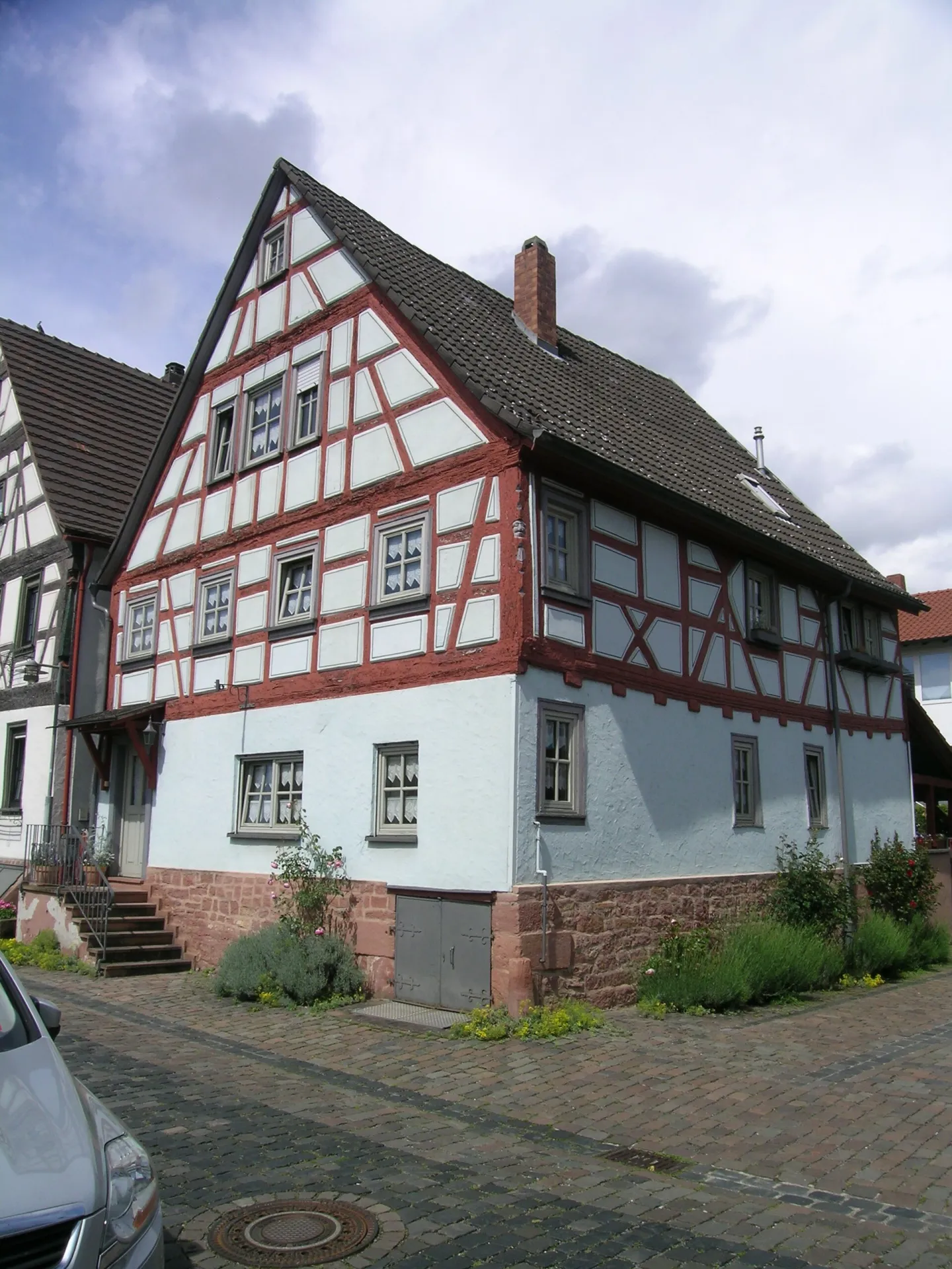 Fachwerkhaus mit Sandsteinsockel in der Rathausstraße in Wörth am Main