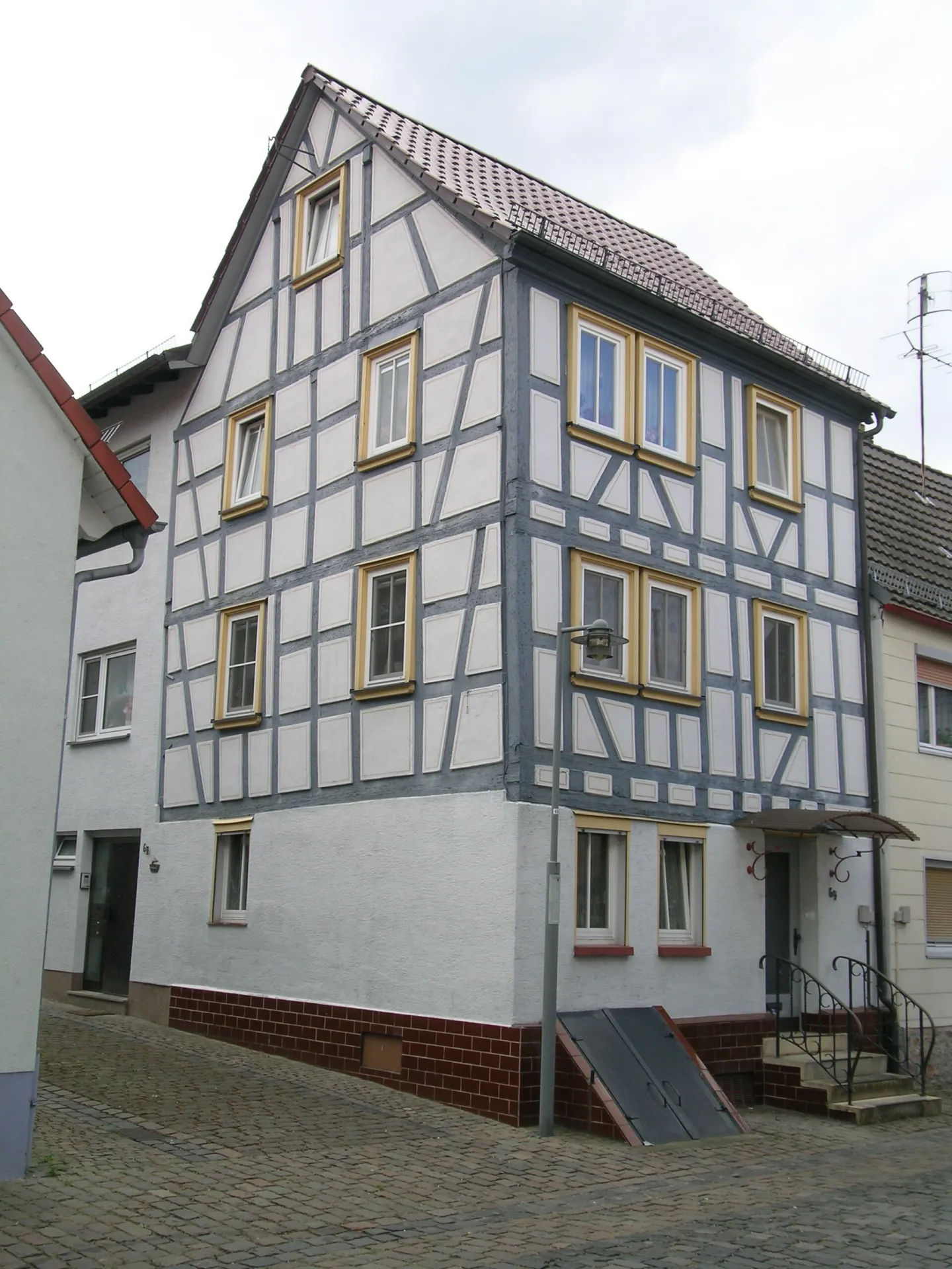 Verputztes Fachwerkhaus in der Rathausstraße in Wörth am Main