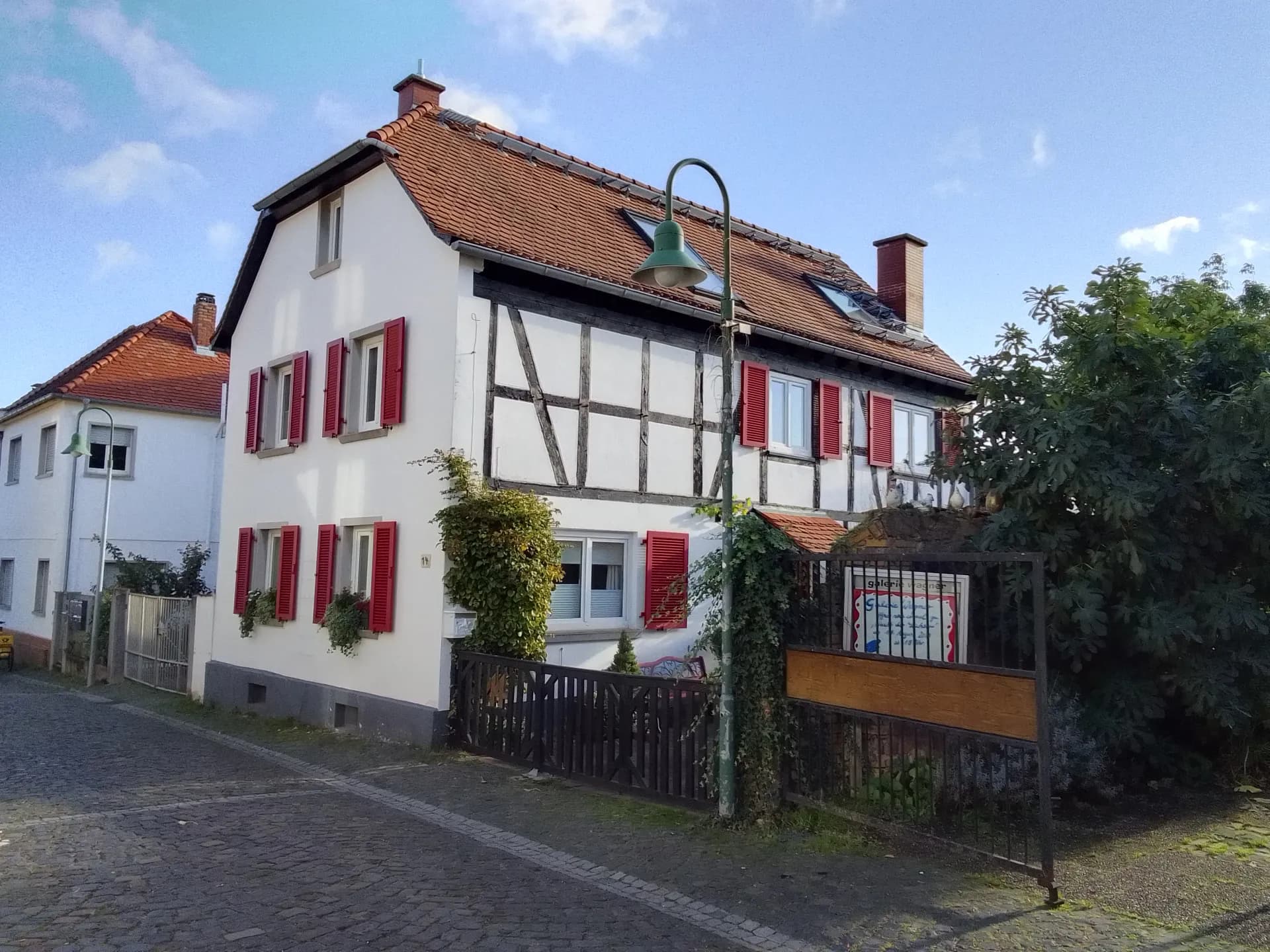 Fachwerkhaus mit roten Fensterläden in Dietzenbach