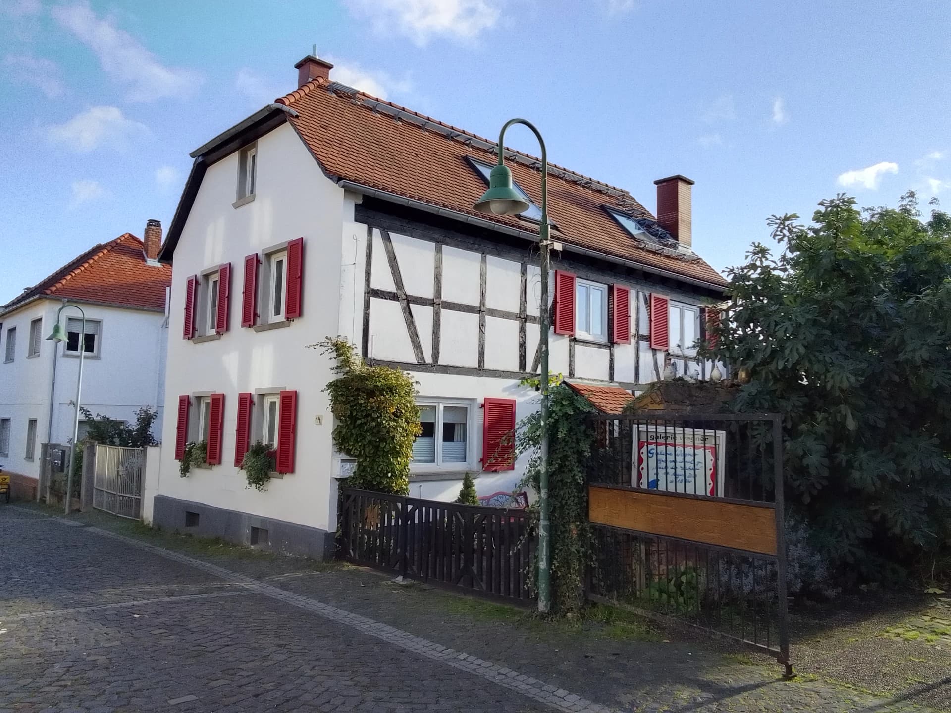 Fachwerkhaus mit roten Fensterläden in Dietzenbach