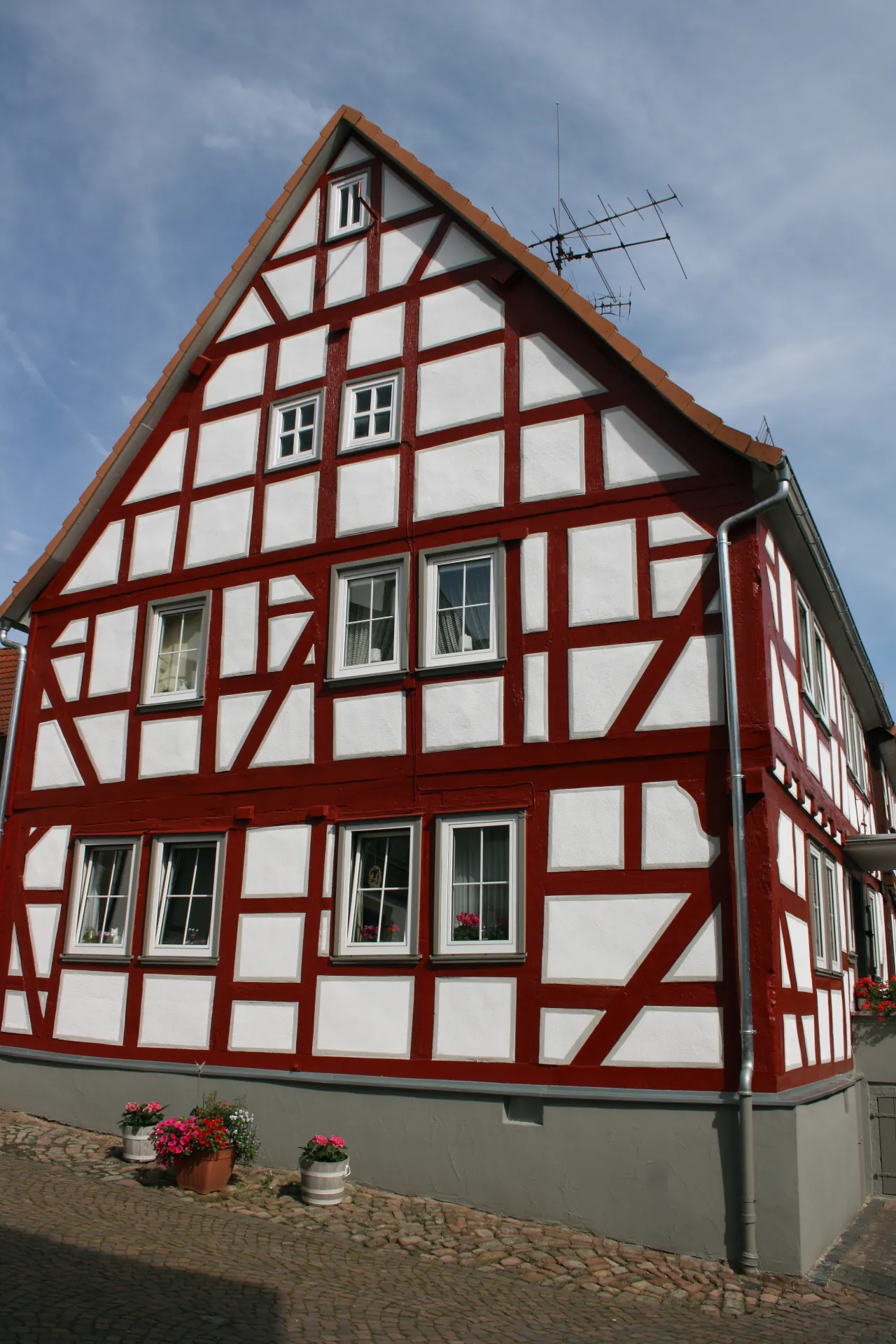 Fachwerkhaus mit rotem Gebälk in Wächtersbach