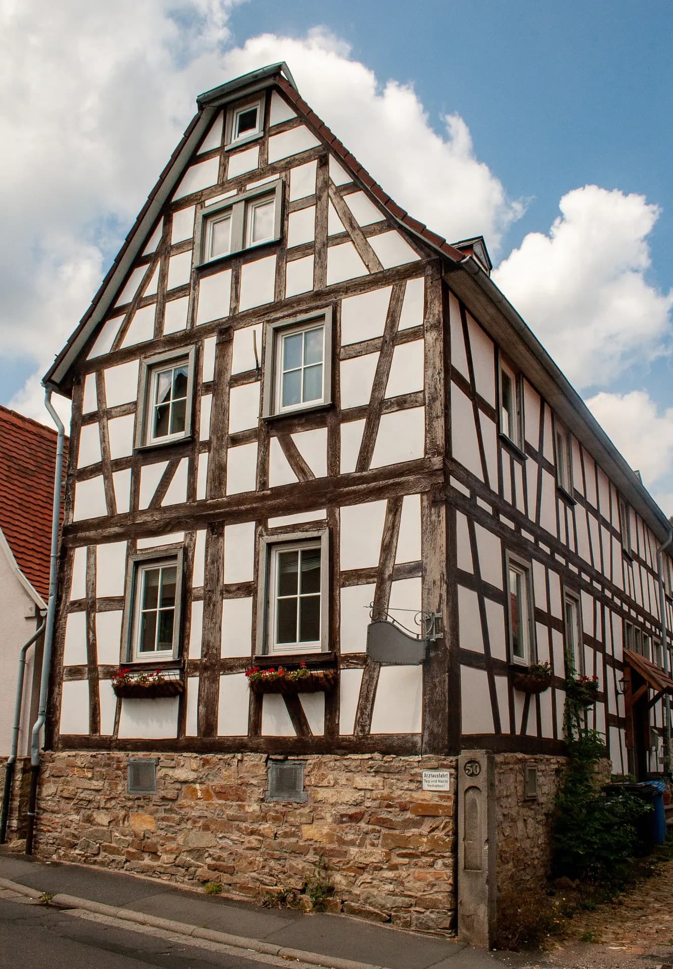 Fachwerkhaus mit Sandsteinsockel in Bad Homburg