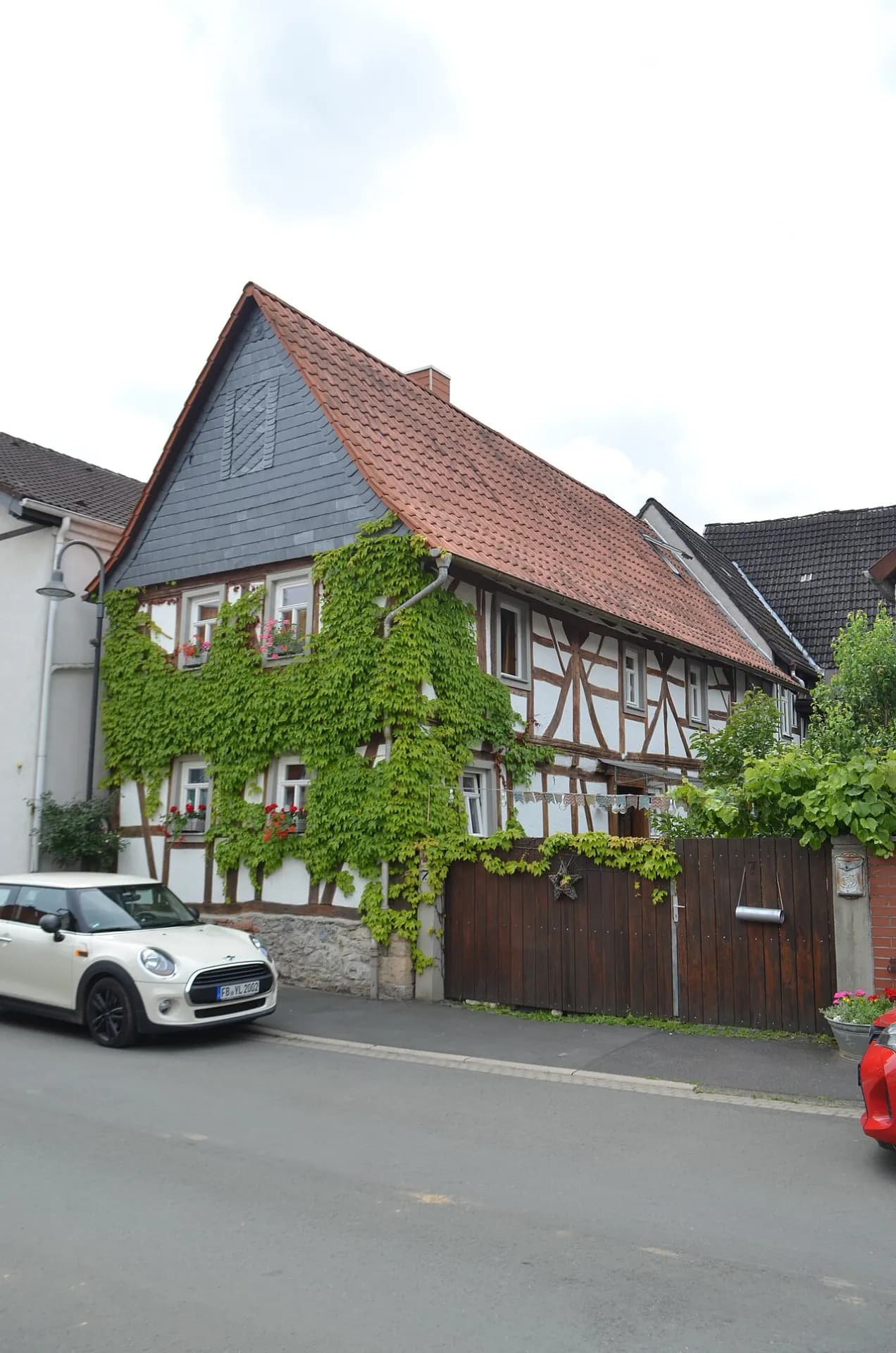 Efeubewachsenes Fachwerkhaus Schloßstraße 7 in Florstadt-Stammheim
