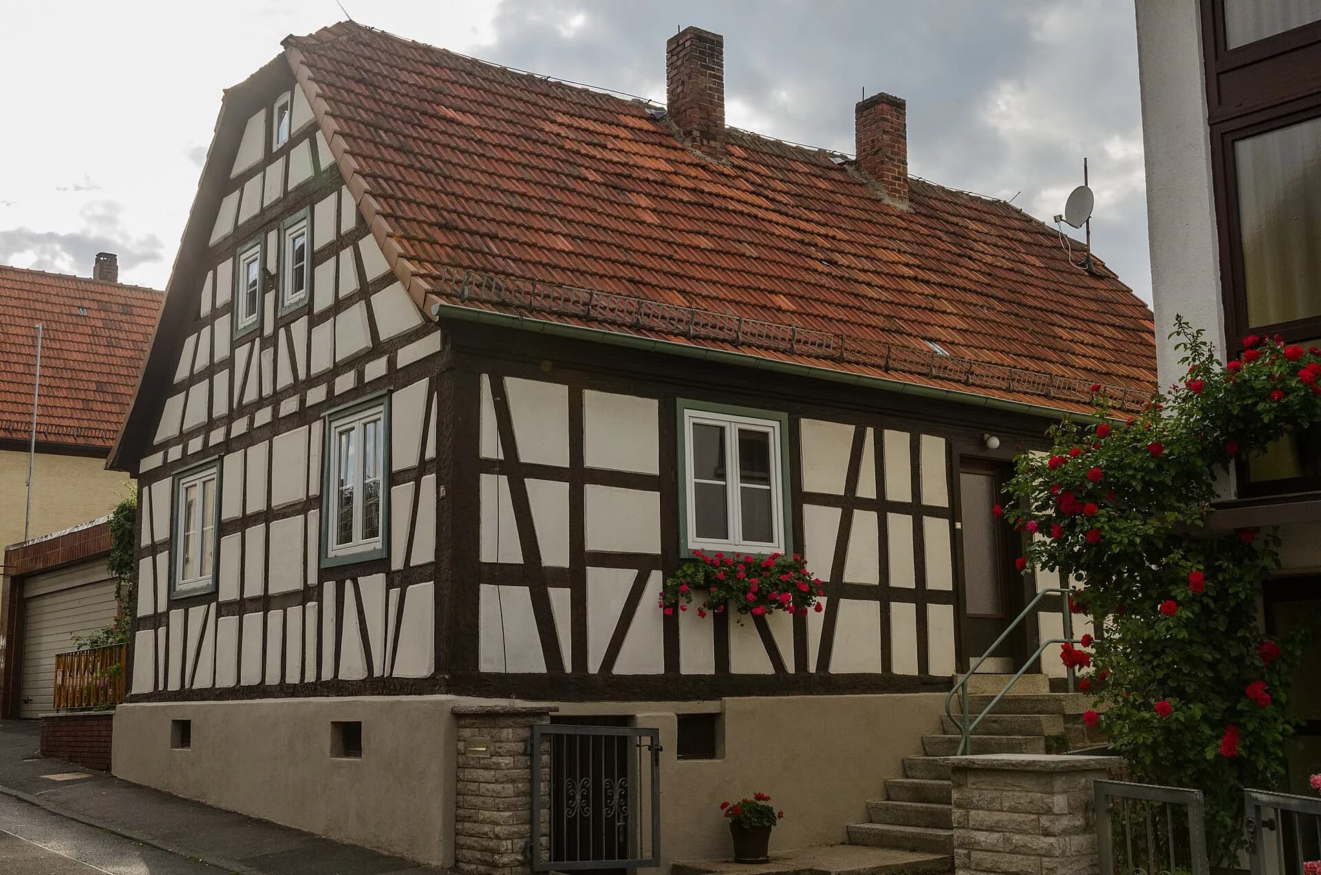 Fachwerkhaus mit Freitreppe an der Schollstraße in Haibach