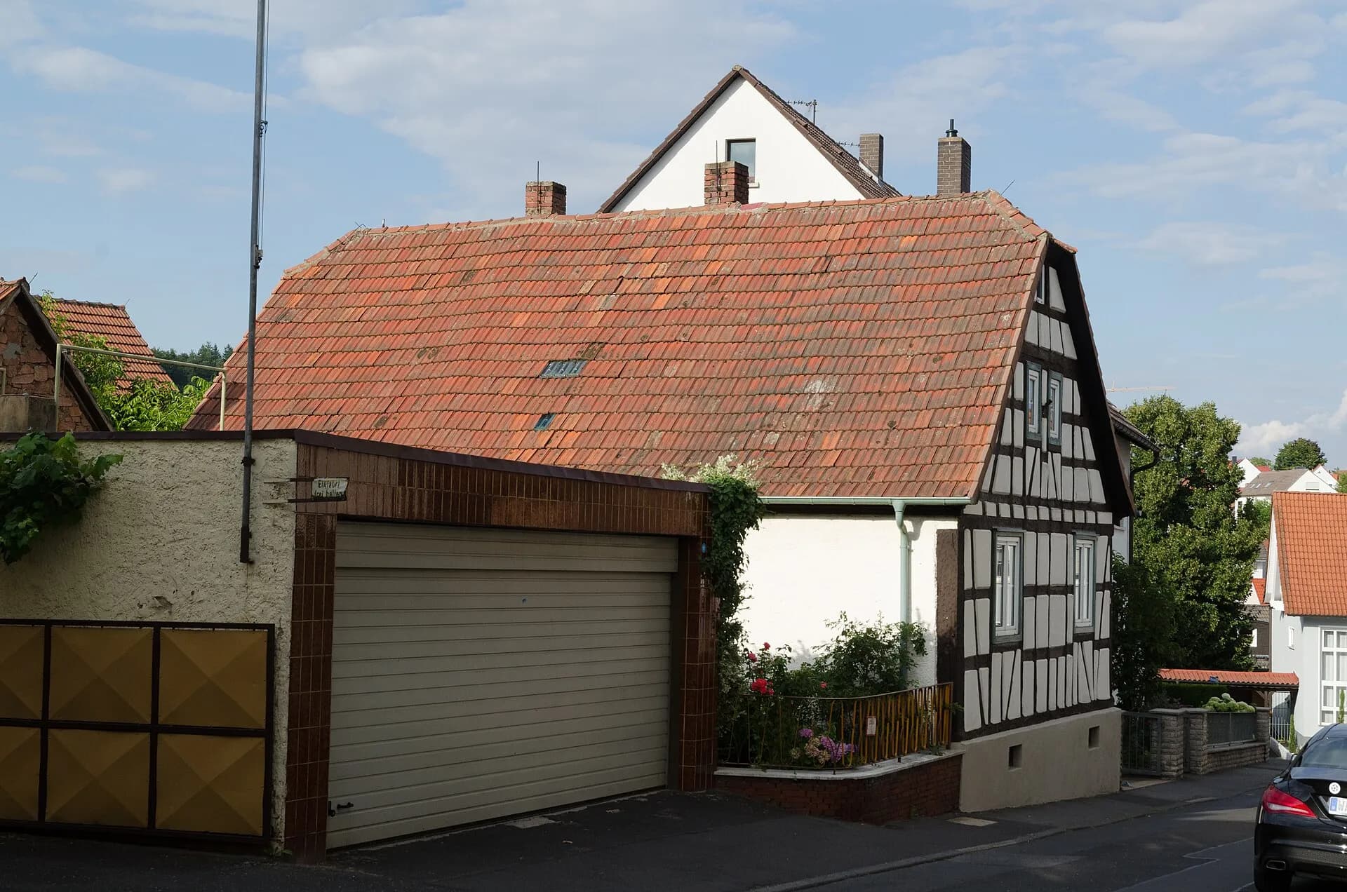 Fachwerkhaus mit Hofeinfahrt an der Schollstraße in Haibach