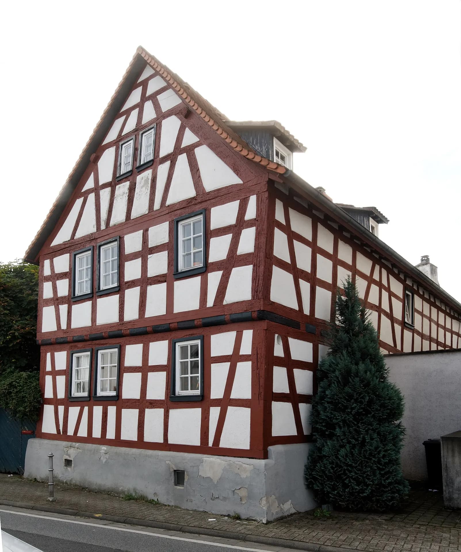 Fachwerkhaus in der Schulstraße 1 in Egelsbach von der Seite
