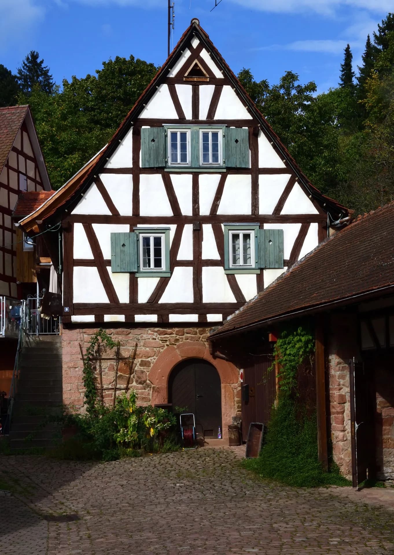 Fachwerkhaus mit Torbogen in der Spessartstraße in Wald-Amorbach in Breuberg
