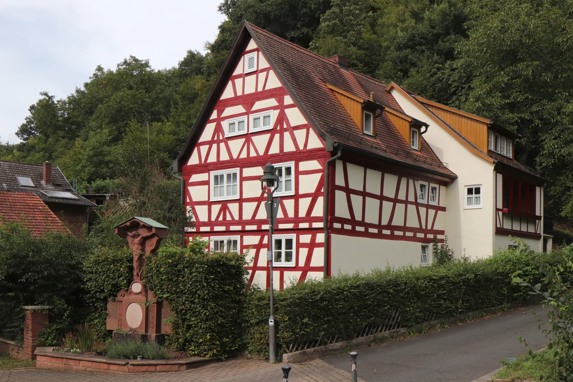 Rot gefasstes Fachwerkhaus an der Steinbacher Straße im Ortsteil Steinbach in Johannesberg