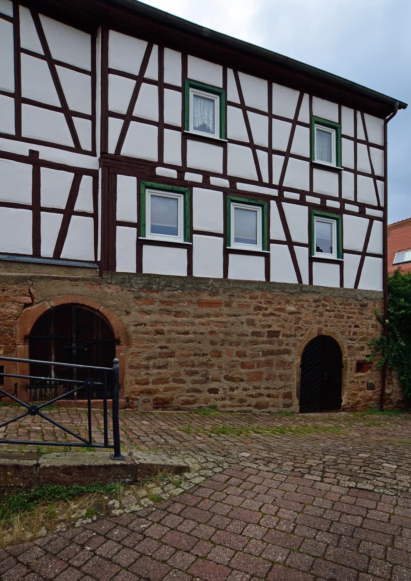 Fachwerkhaus mit Torbogen am Geisrain in Neustadt in Breuberg