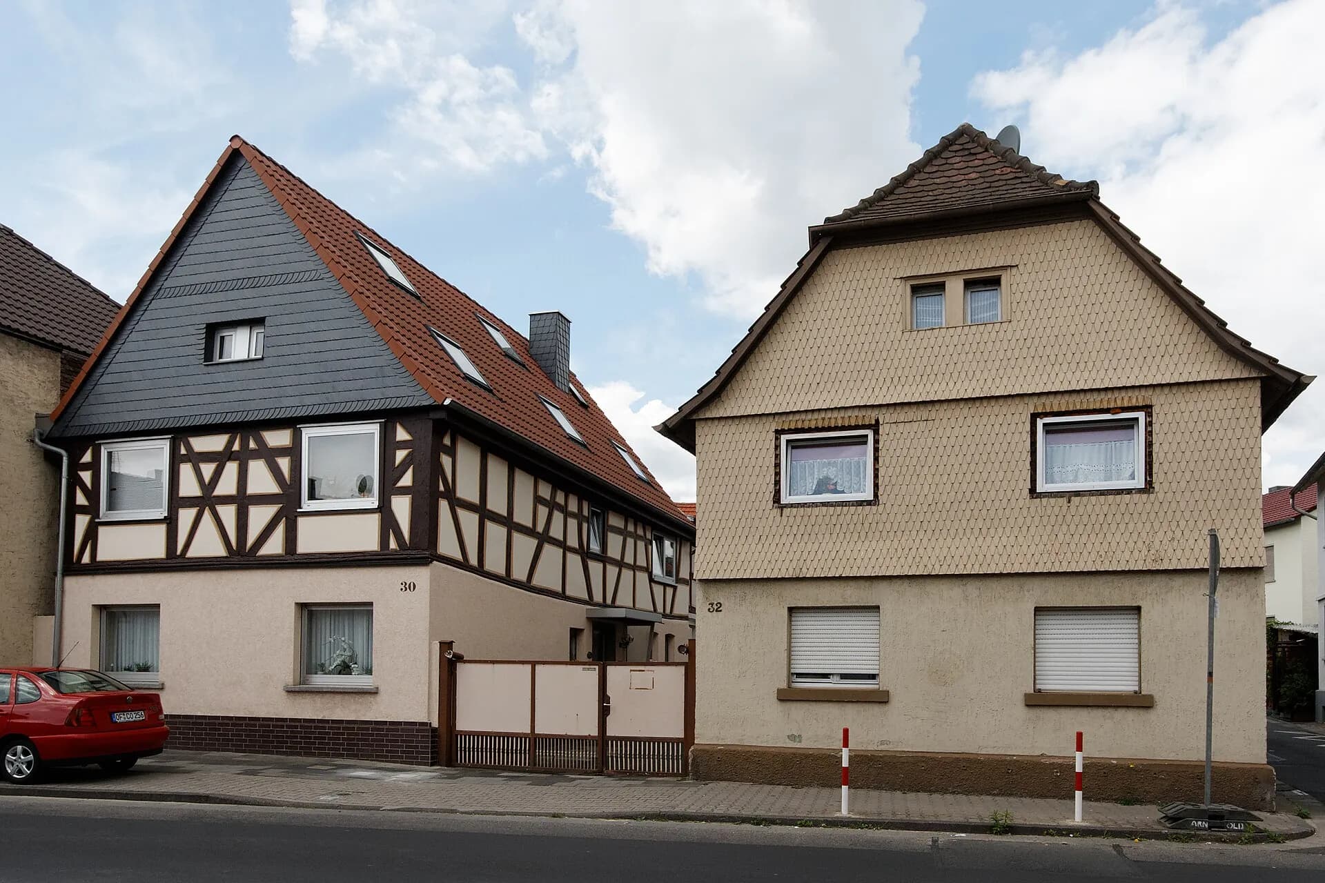 Fachwerkhaus neben Nachkriegswohnhaus an der Nieuwpoorter Straße in Rodgau-Dudenhofen