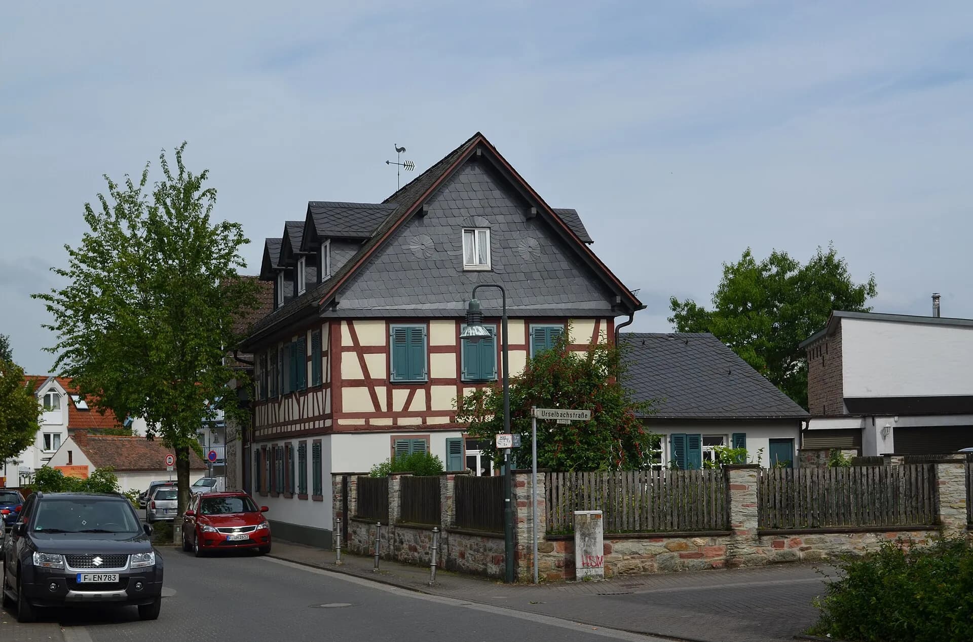 Fachwerkhaus in der Urselbachstraße 23 mit Straßenzug in Oberursel-Weißkirchen