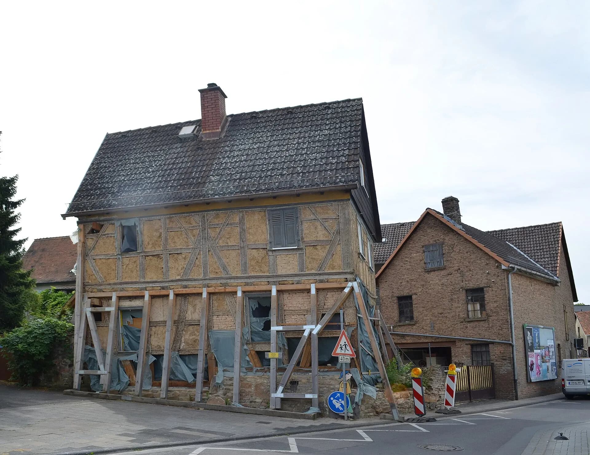 Fachwerkhaus in der Urselbachstraße 53-55 während der Sanierung in Oberursel-Weißkirchen