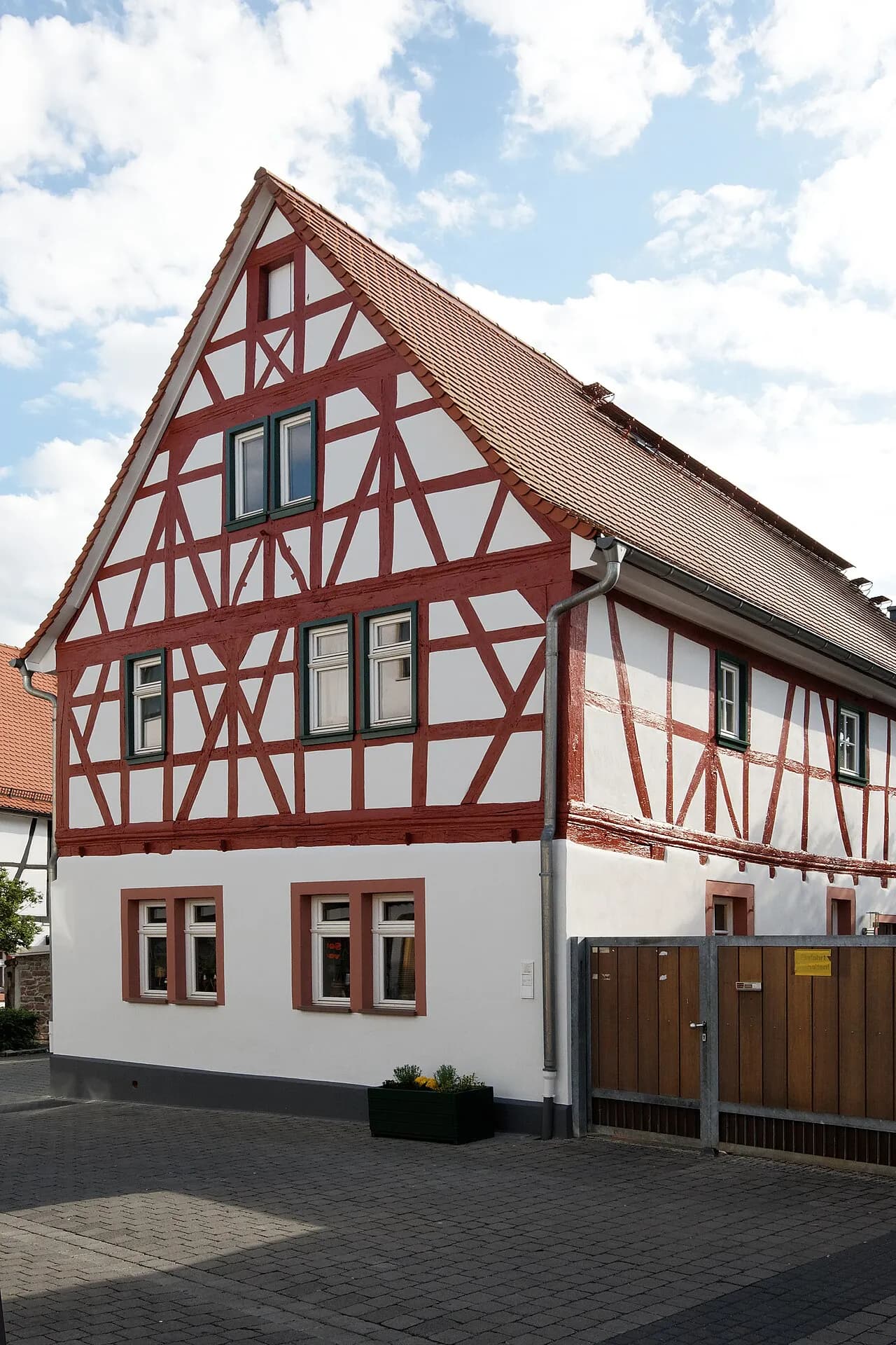 Rot-weißes Fachwerkhaus an der Vordergasse in Rodgau-Jügesheim