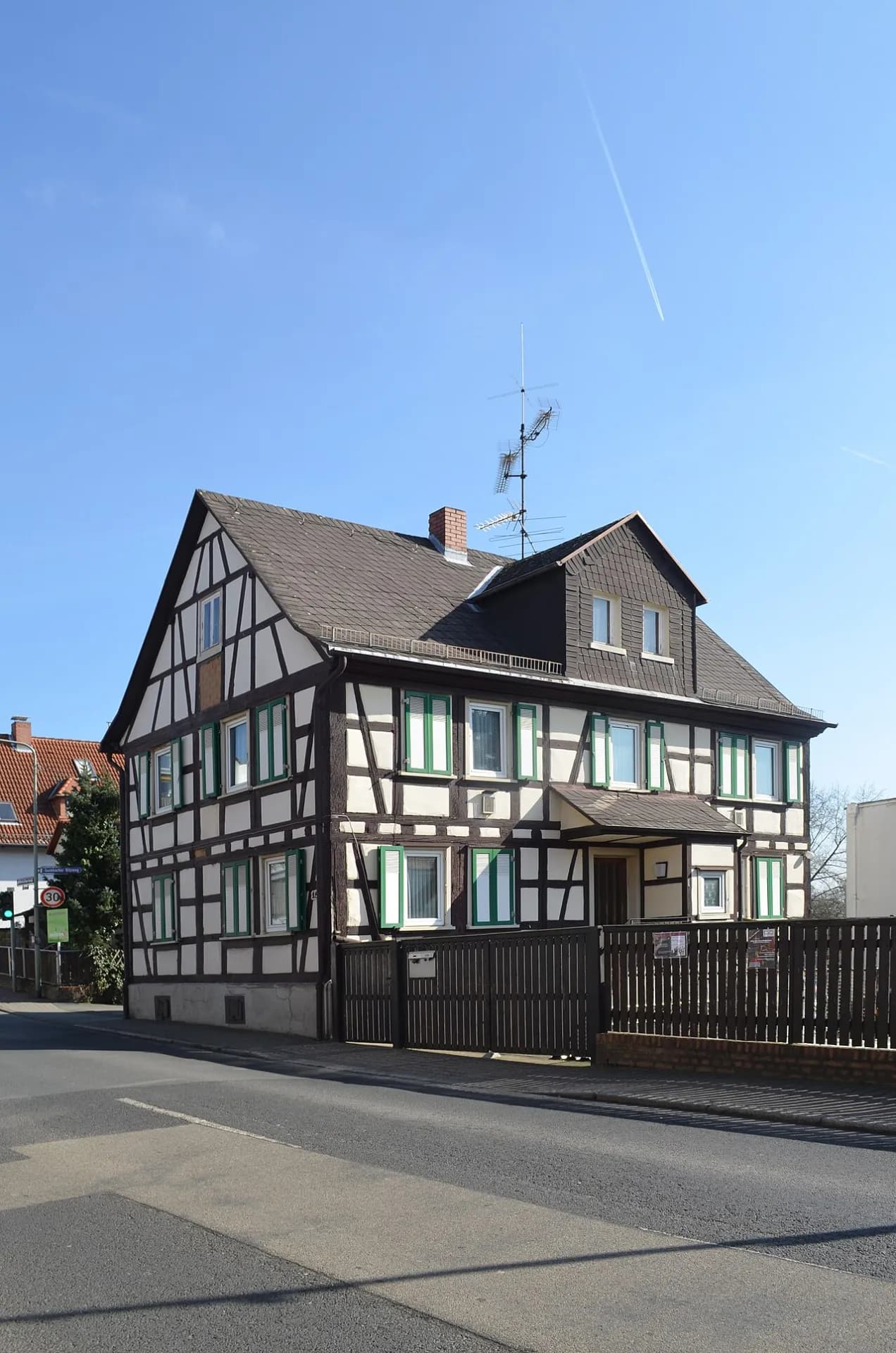 Dunkles Fachwerkhaus an der Wilhelmshöher Straße in Frankfurt Seckbach