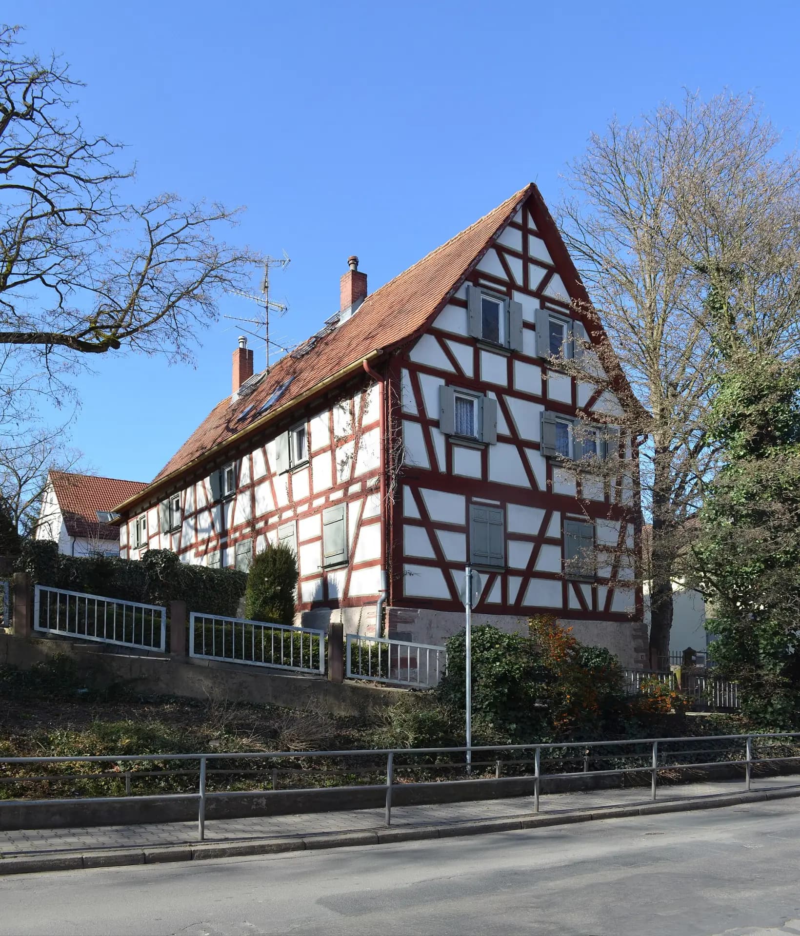 Fachwerkhaus in Hanglage an der Wilhelmshöher Straße in Frankfurt Seckbach