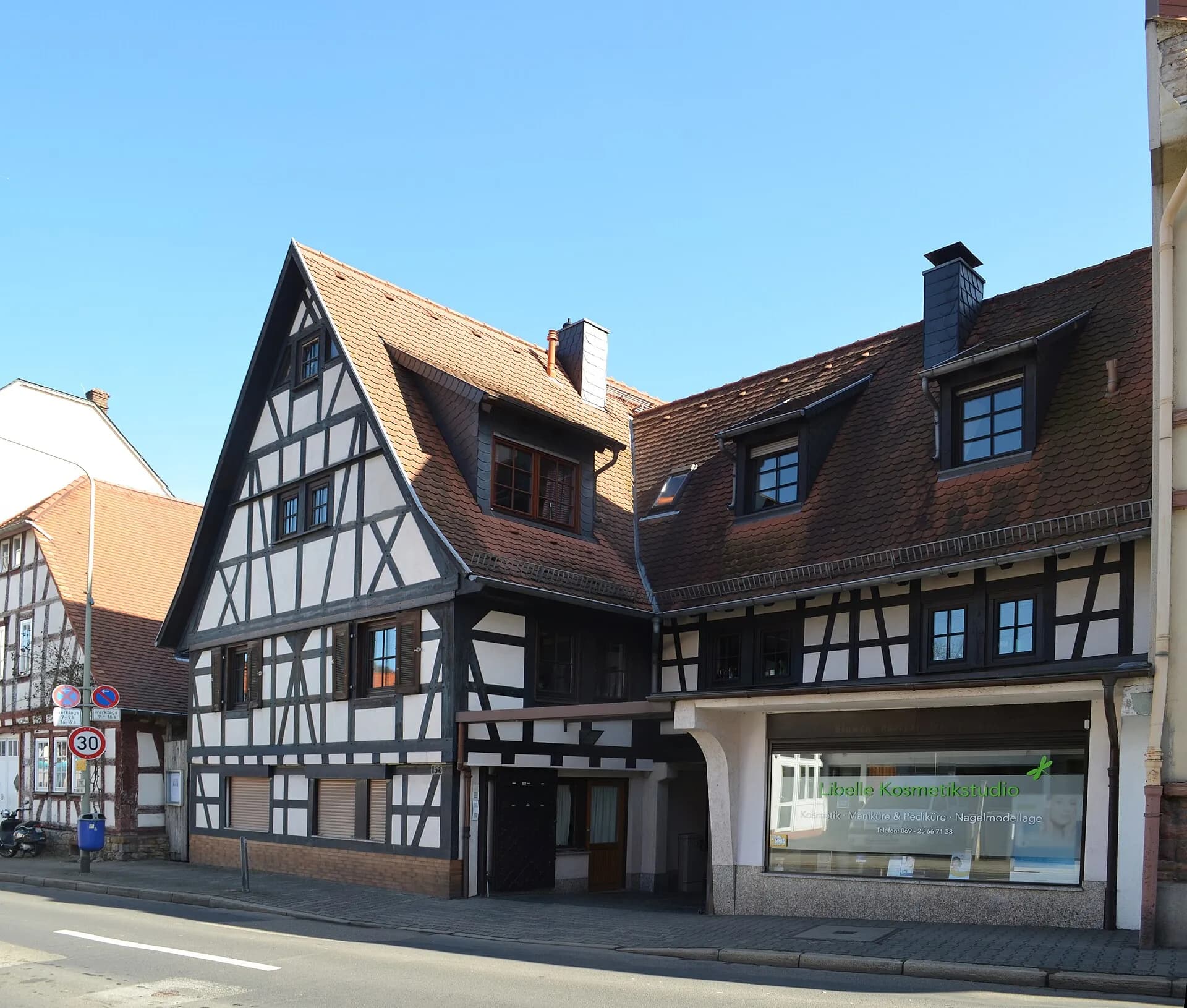 Fachwerkhaus mit Ladenzeile an der Wilhelmshöher Straße in Frankfurt Seckbach