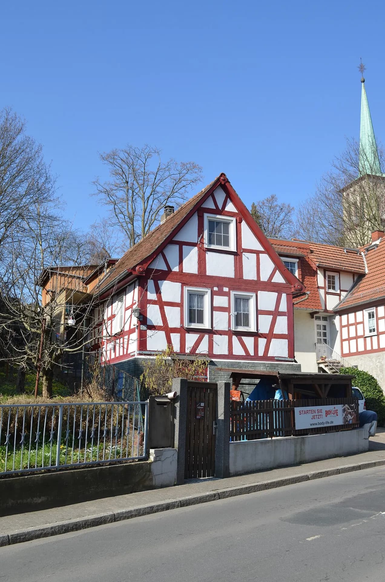 Rotes Fachwerkhaus an der Wilhelmshöher Straße in Frankfurt Seckbach