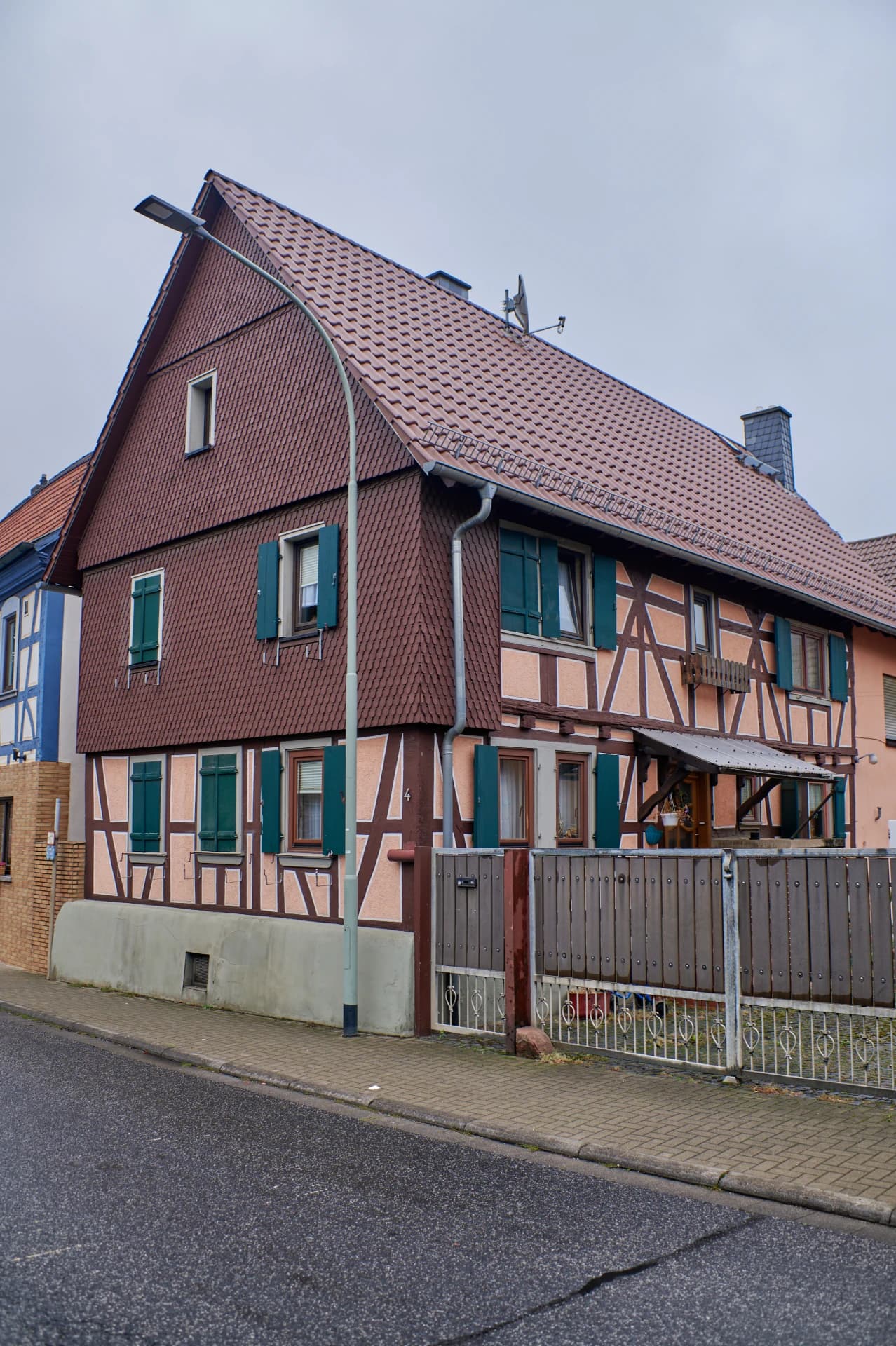 Wohnhaus mit Ziegelbehang in der Windecker Straße im Stadtteil Heldenbergen in Nidderau