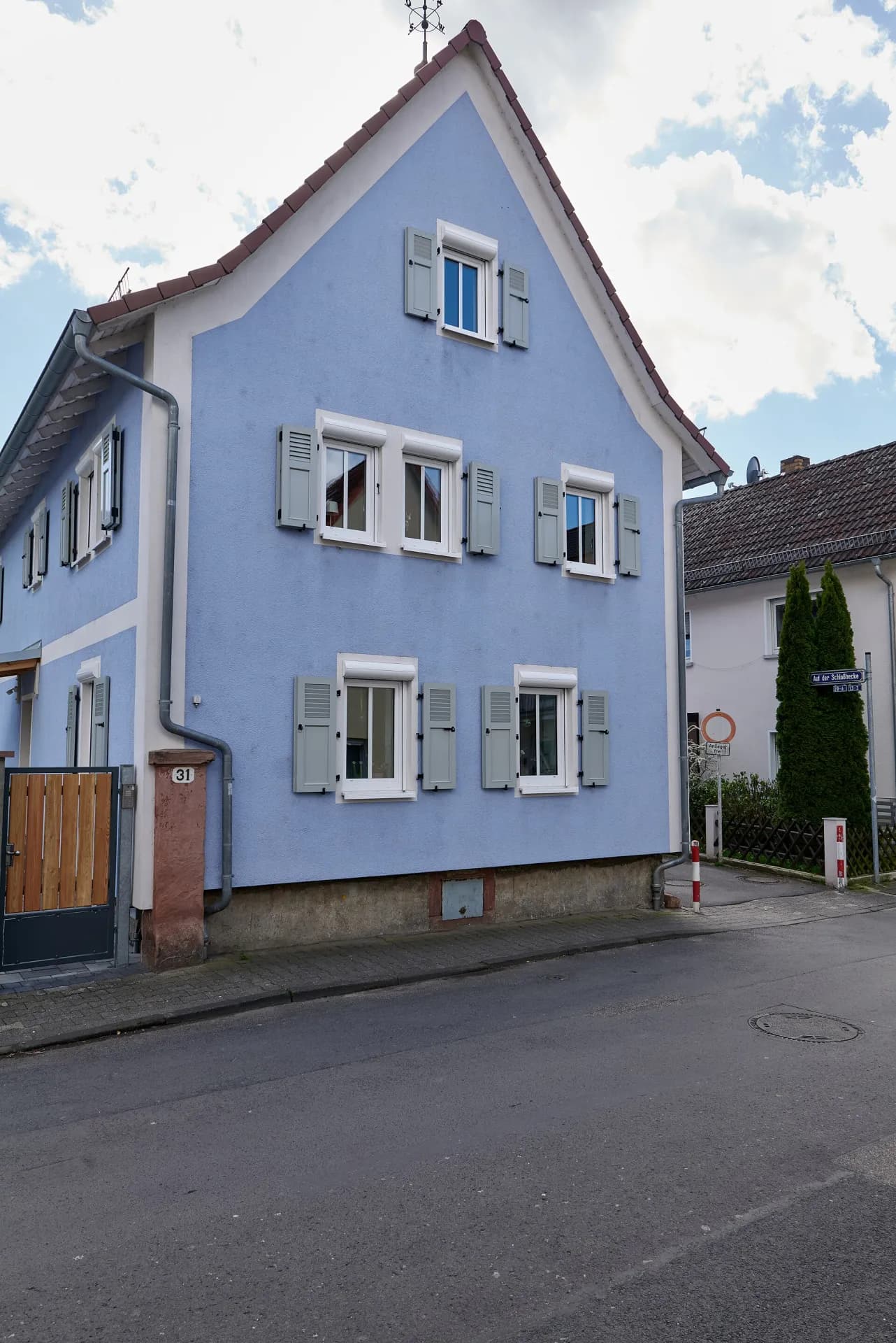 Blaues Fachwerkhaus an der Woogstraße in Frankfurt Ginnheim
