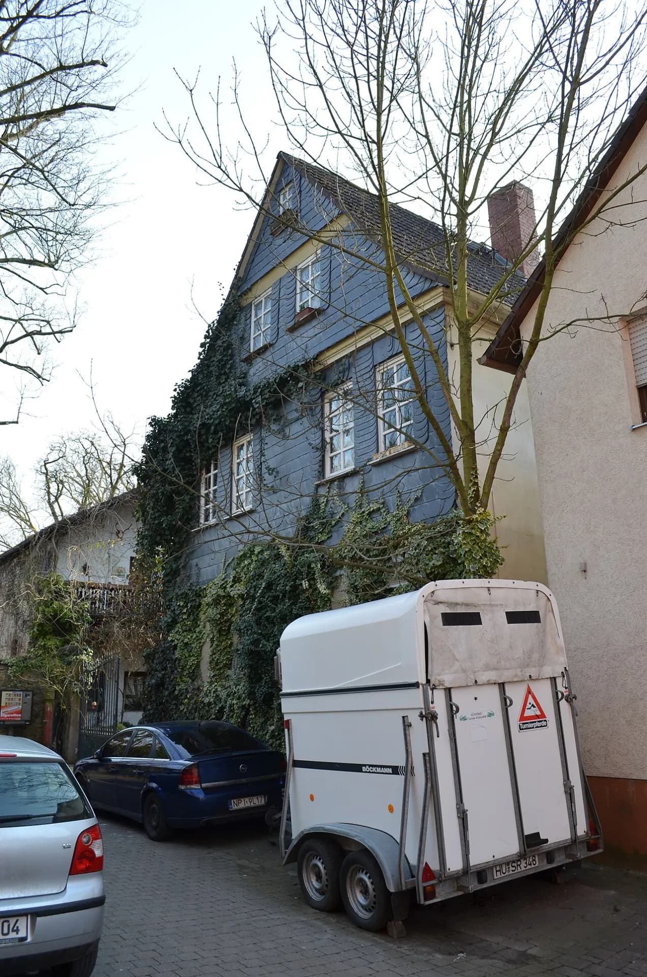 Efeubewachsenes Fachwerkhaus an der Straße Zur Charlottenburg in Frankfurt Nieder-Erlenbach