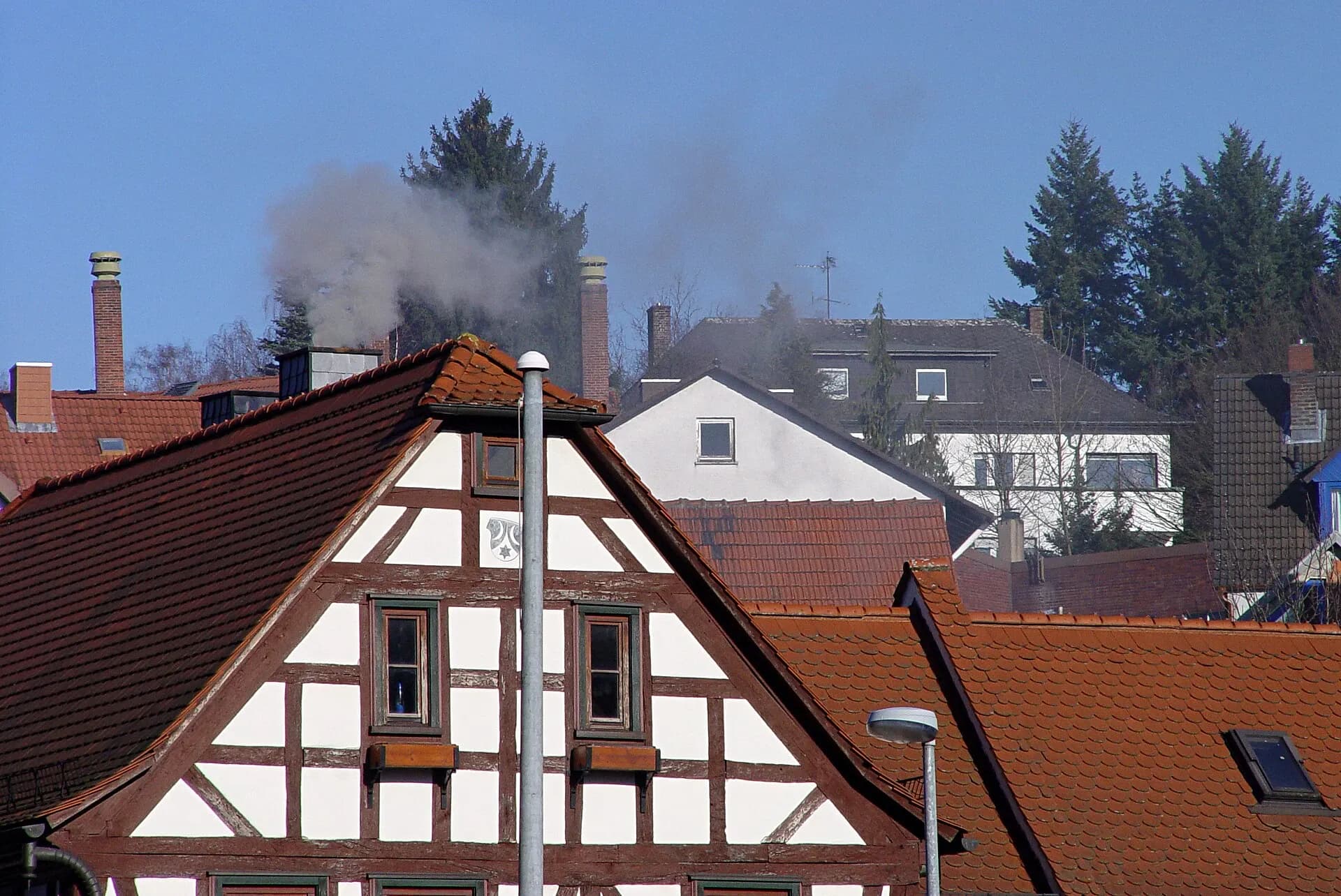Fachwerkhaus über den Dächern von Aschaffenburg-Schweinheim