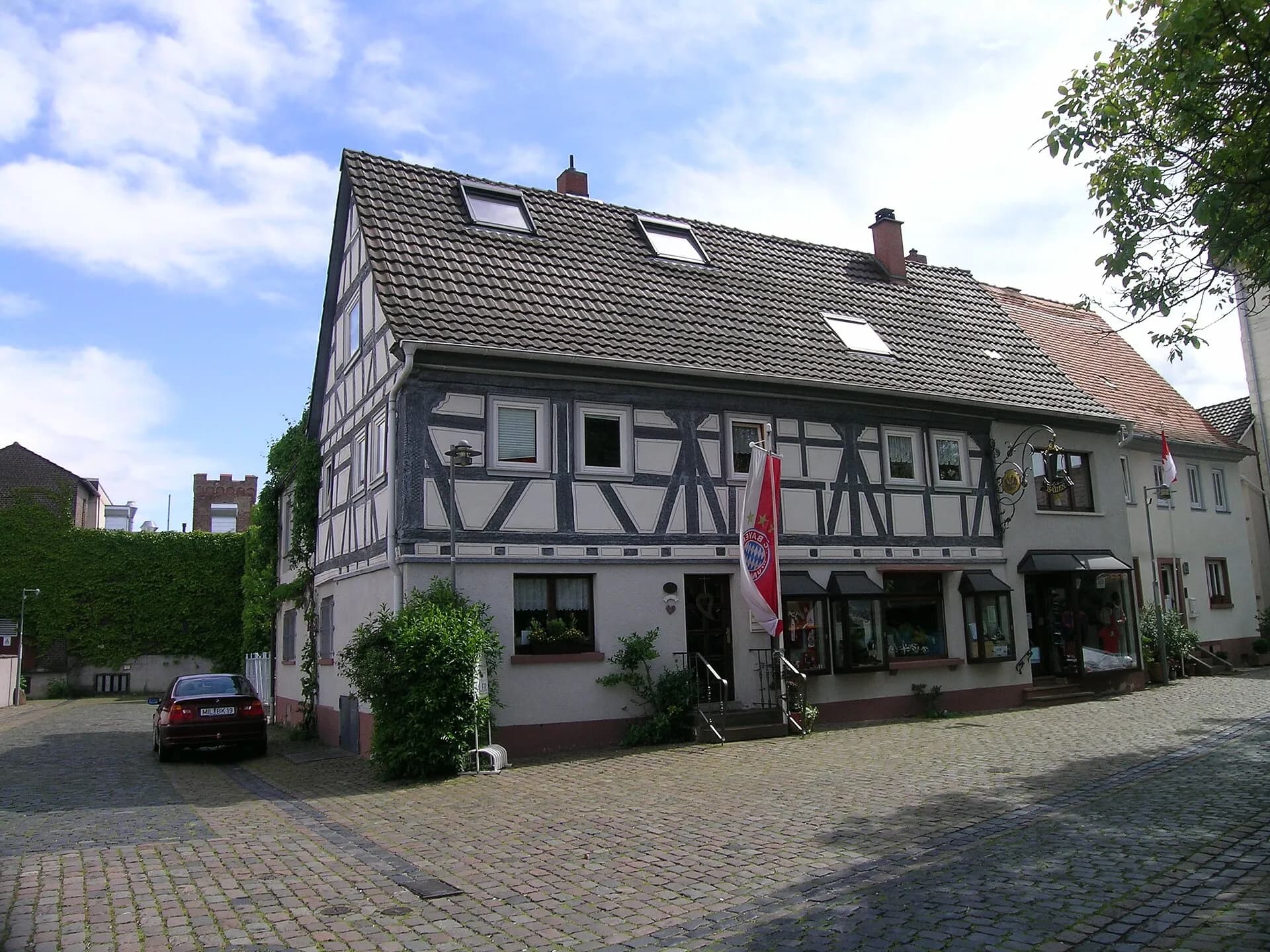 Reihe von Fachwerkhäusern an der Rathausstraße in Wörth am Main