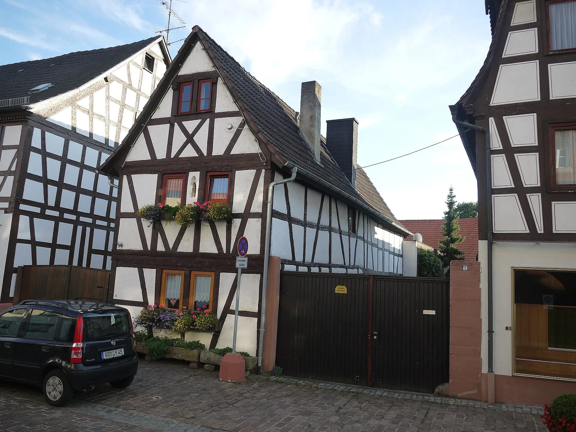 Fachwerkhöfe an einer Hofeinfahrt in Aschaffenburg-Obernau