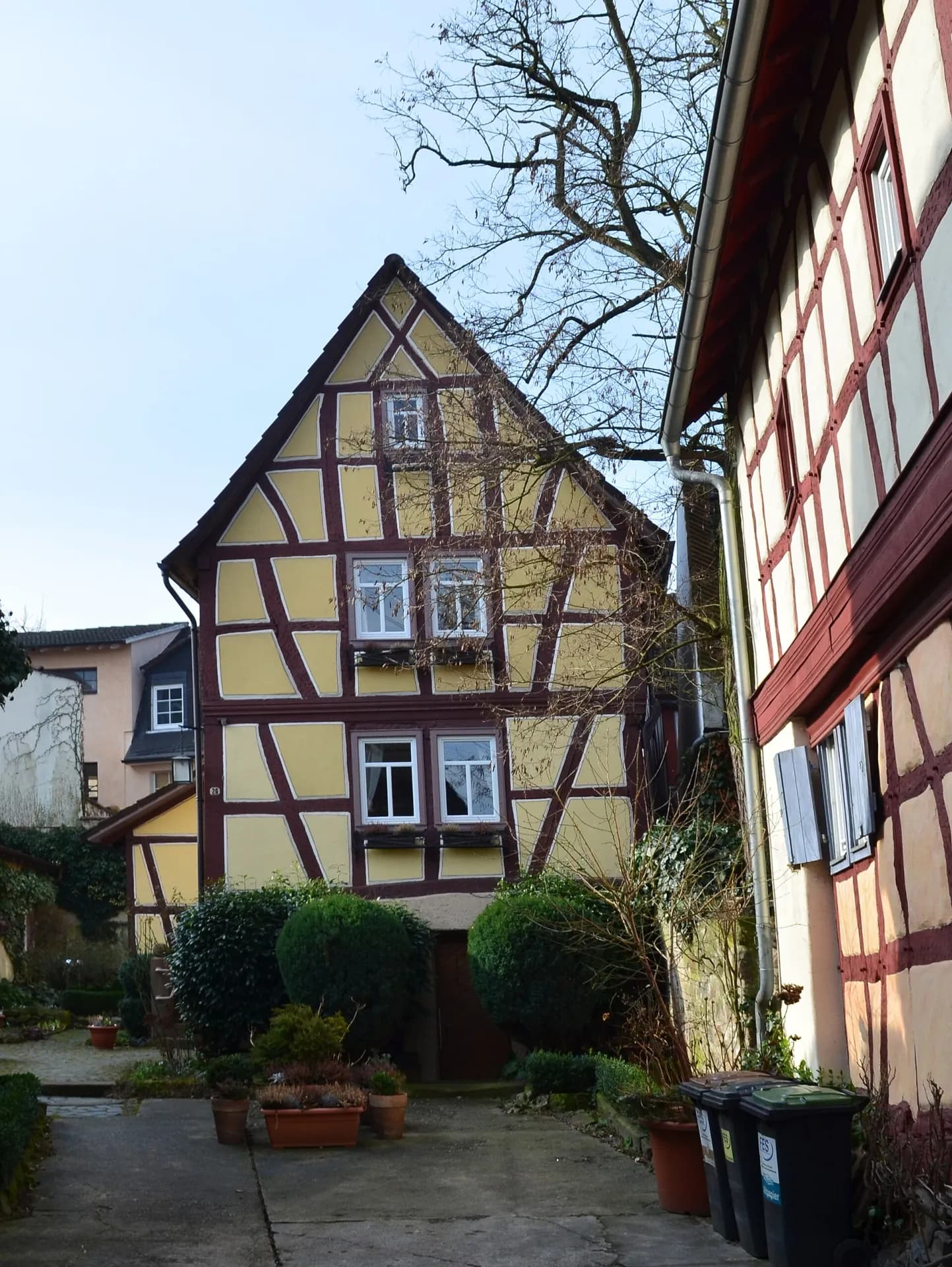 Begrünter Fachwerkhof in Alt-Niederursel in Frankfurt Niederursel