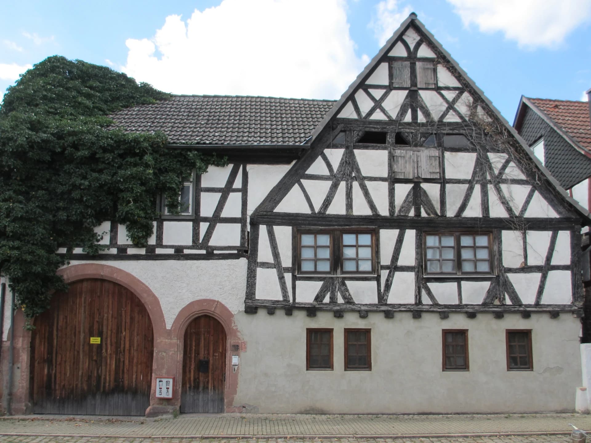 Historisches Fachwerkanwesen mit Hoftor in der Hauptstraße in Niedernberg