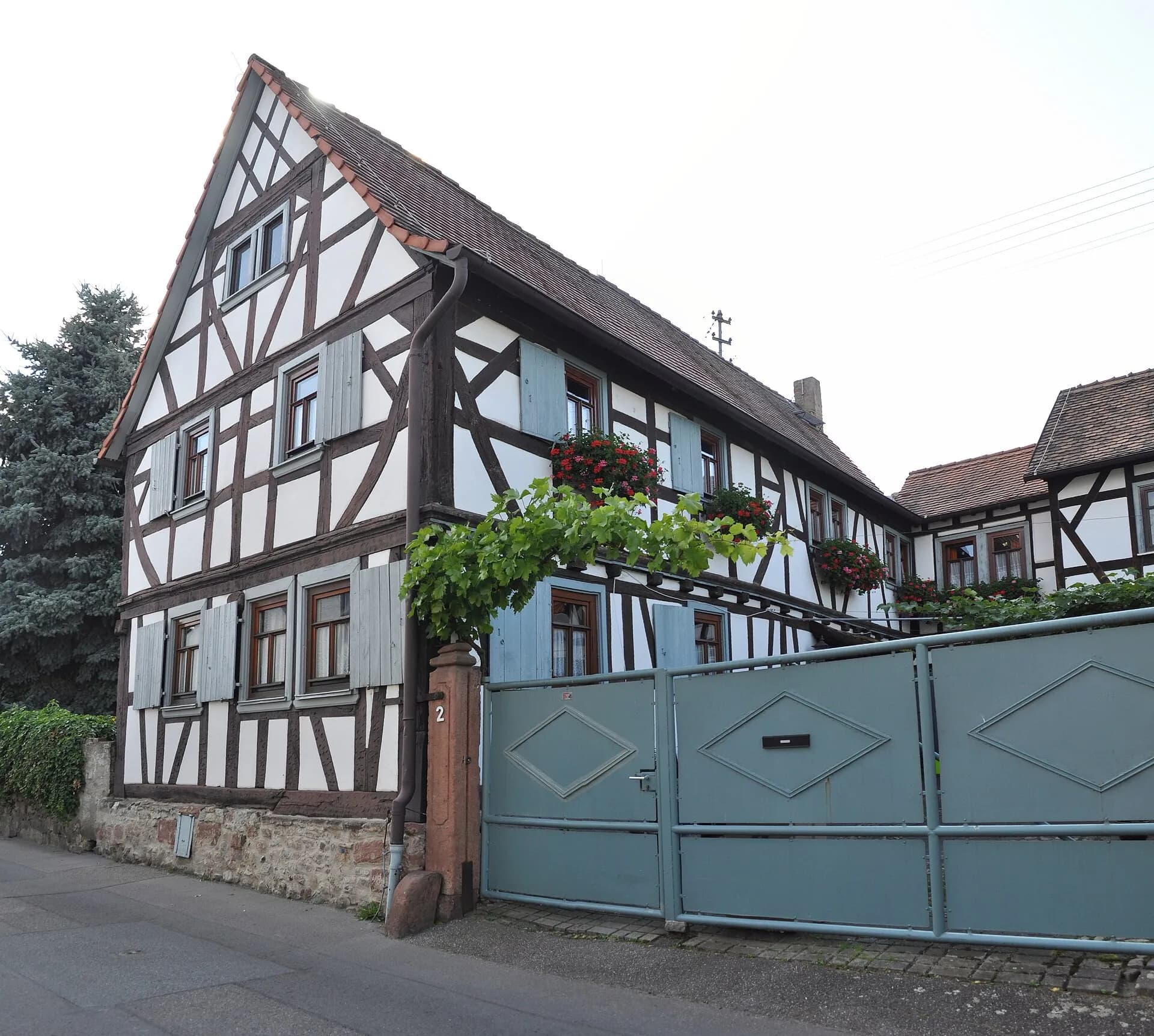 Hofanlage mit Fachwerkgebäude und Hoftor am Eschbachsteg in Frankfurt Nieder-Eschbach