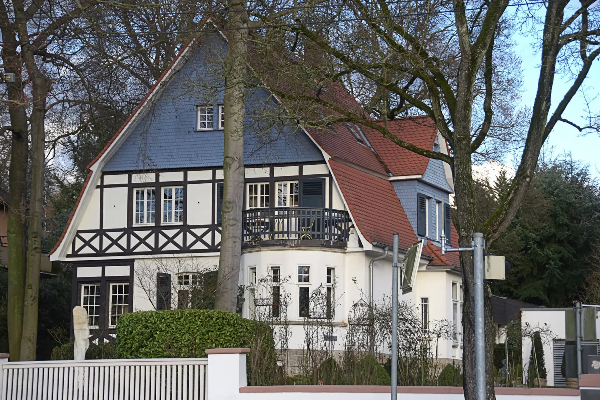 Villa mit Zierfachwerk an der Heidelberger Landstraße in Darmstadt-Eberstadt