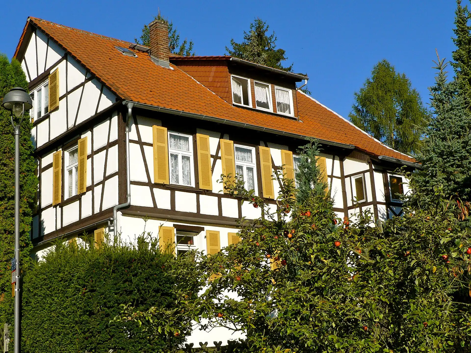 Fachwerkvilla Im Mühlchen von der Straßenseite in Frankfurt Seckbach