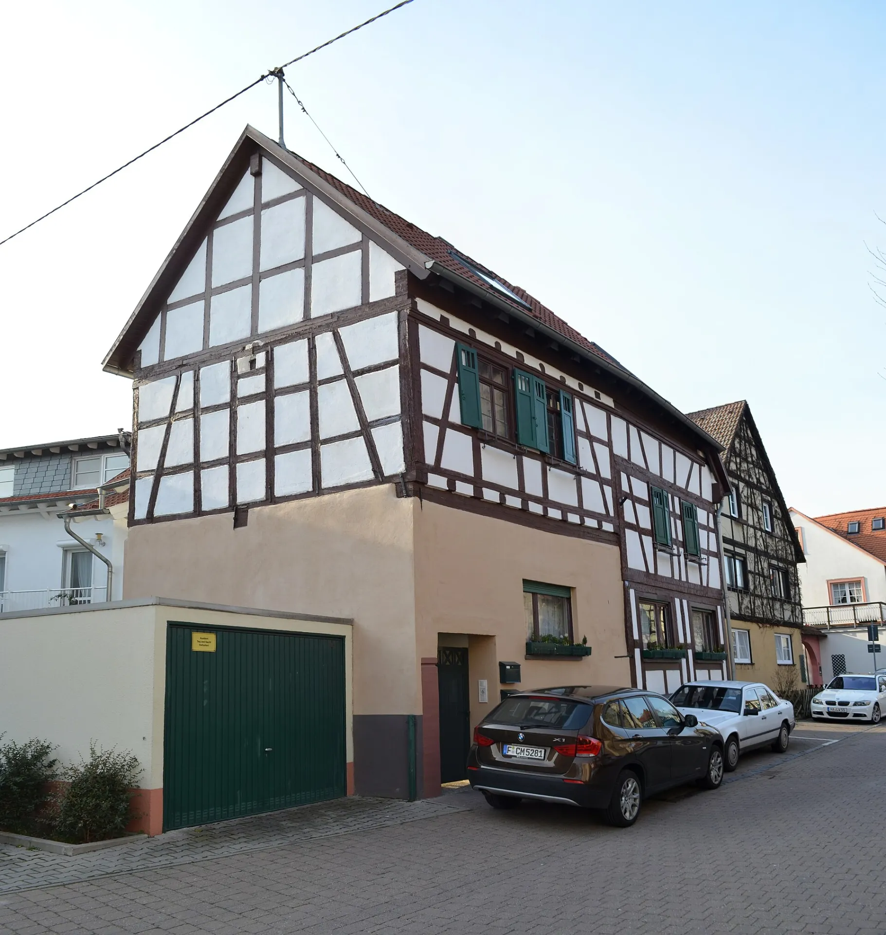 Fachwerkzeile an der Straße Zur Charlottenburg in Frankfurt Nieder-Erlenbach